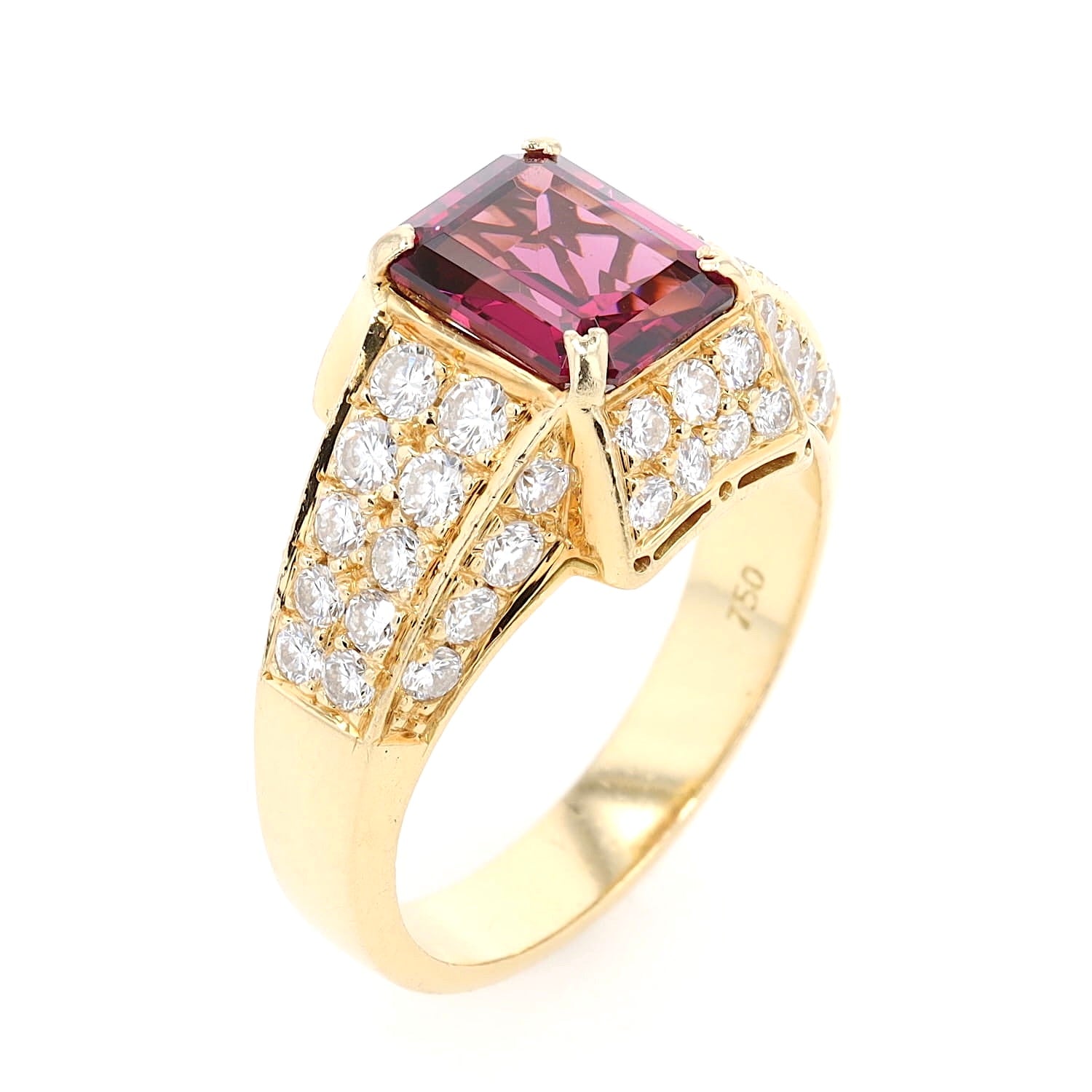 Ring in 750 yellow gold with an almandine garnet and brilliants, standing top view