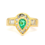 Ring in 750 yellow gold with diamonds, brilliants and an emerald, lying frontally