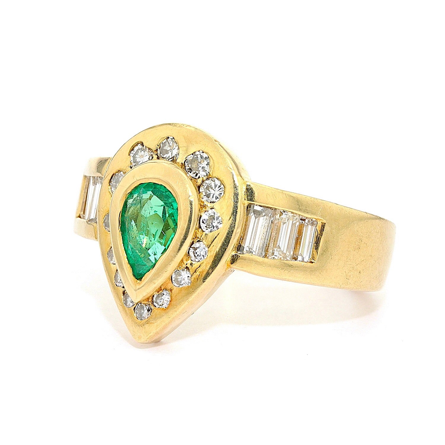 Ring in 750 yellow gold with diamonds, brilliants and an emerald, turned horizontally to the left