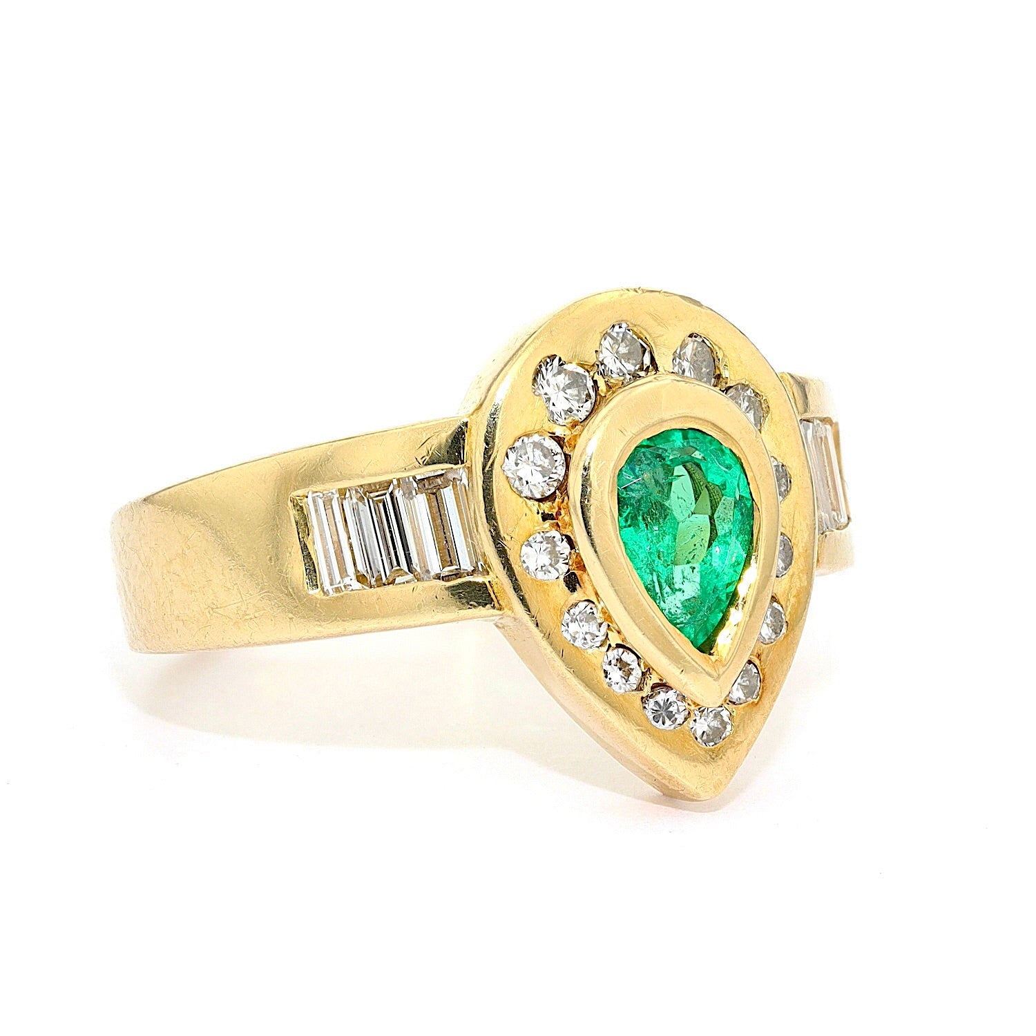 Ring in 750 yellow gold with diamonds, brilliants and an emerald, turned horizontally to the right