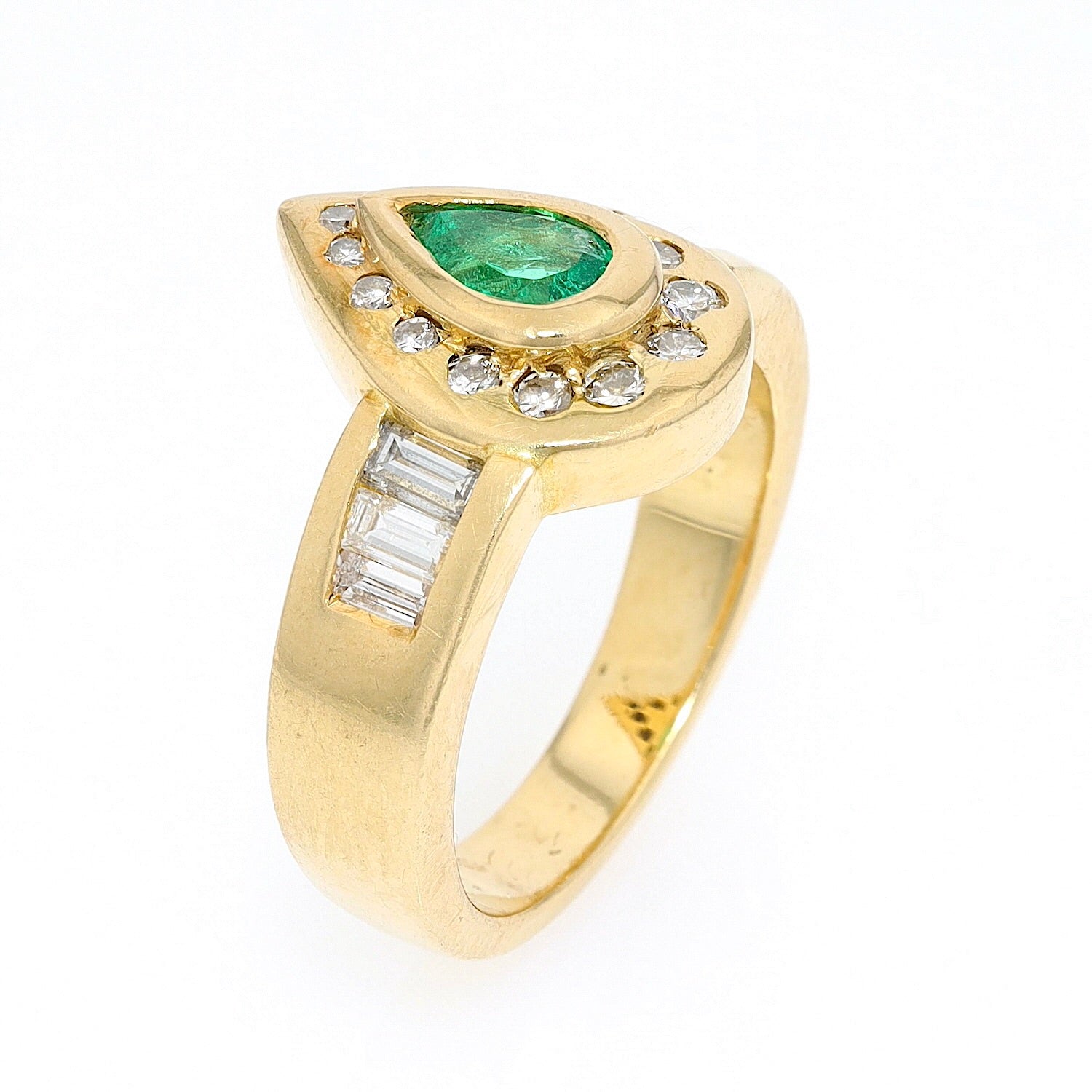 Ring in 750 yellow gold with diamonds, brilliants and an emerald, standing