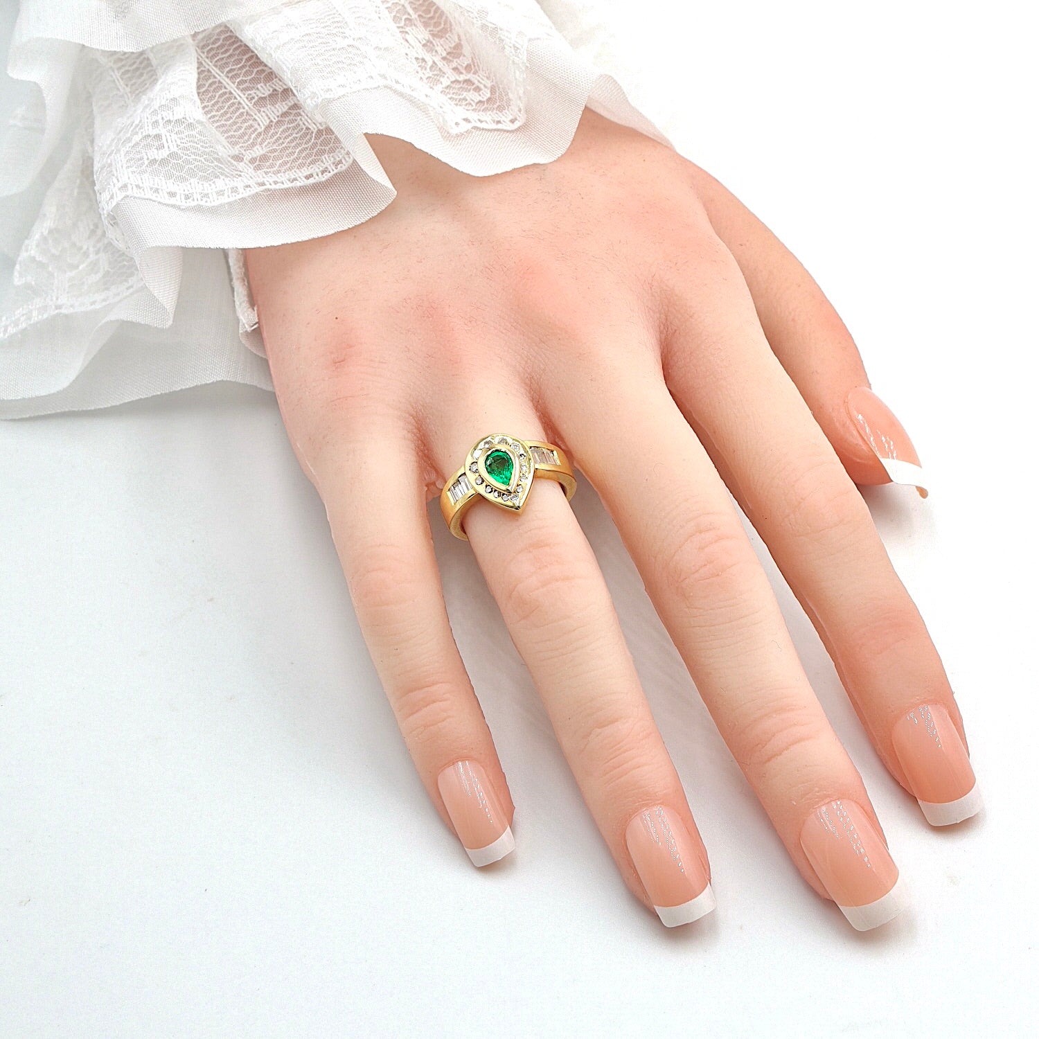 Ring in 750 yellow gold with diamonds, brilliants and an emerald, on the hand