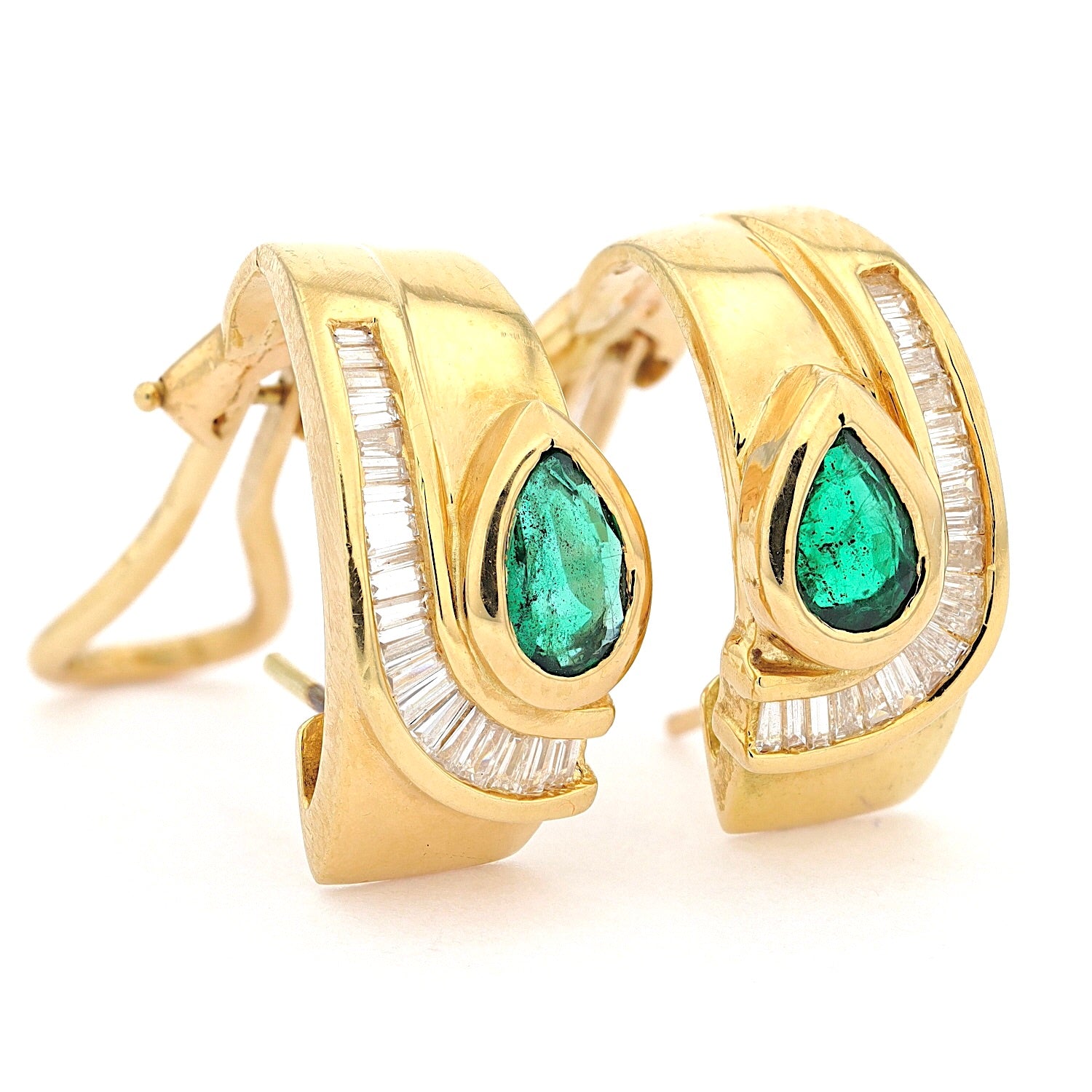 1 pair of stud earrings in 18 kt yellow gold with diamonds and emeralds, standing, turned right