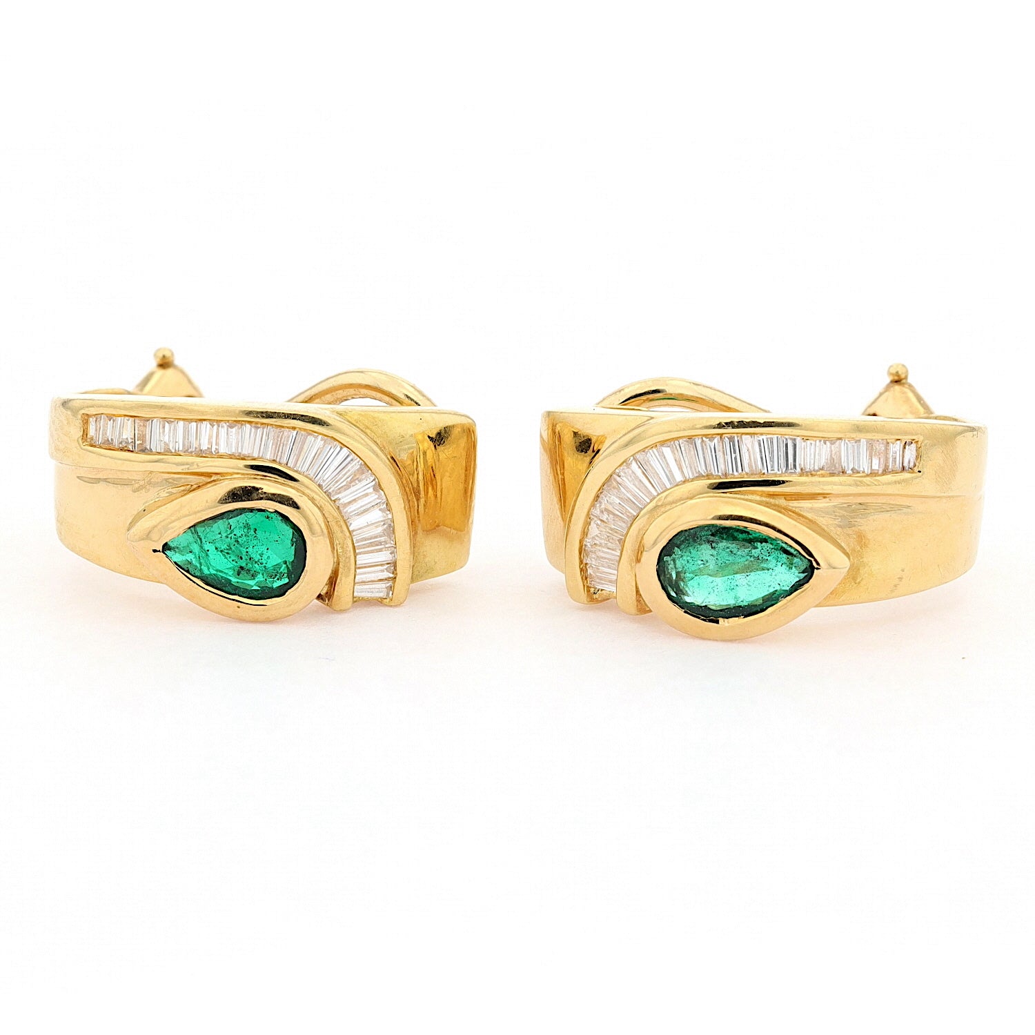 1 pair of stud earrings in 18 kt yellow gold with diamonds and emeralds, lying frontal