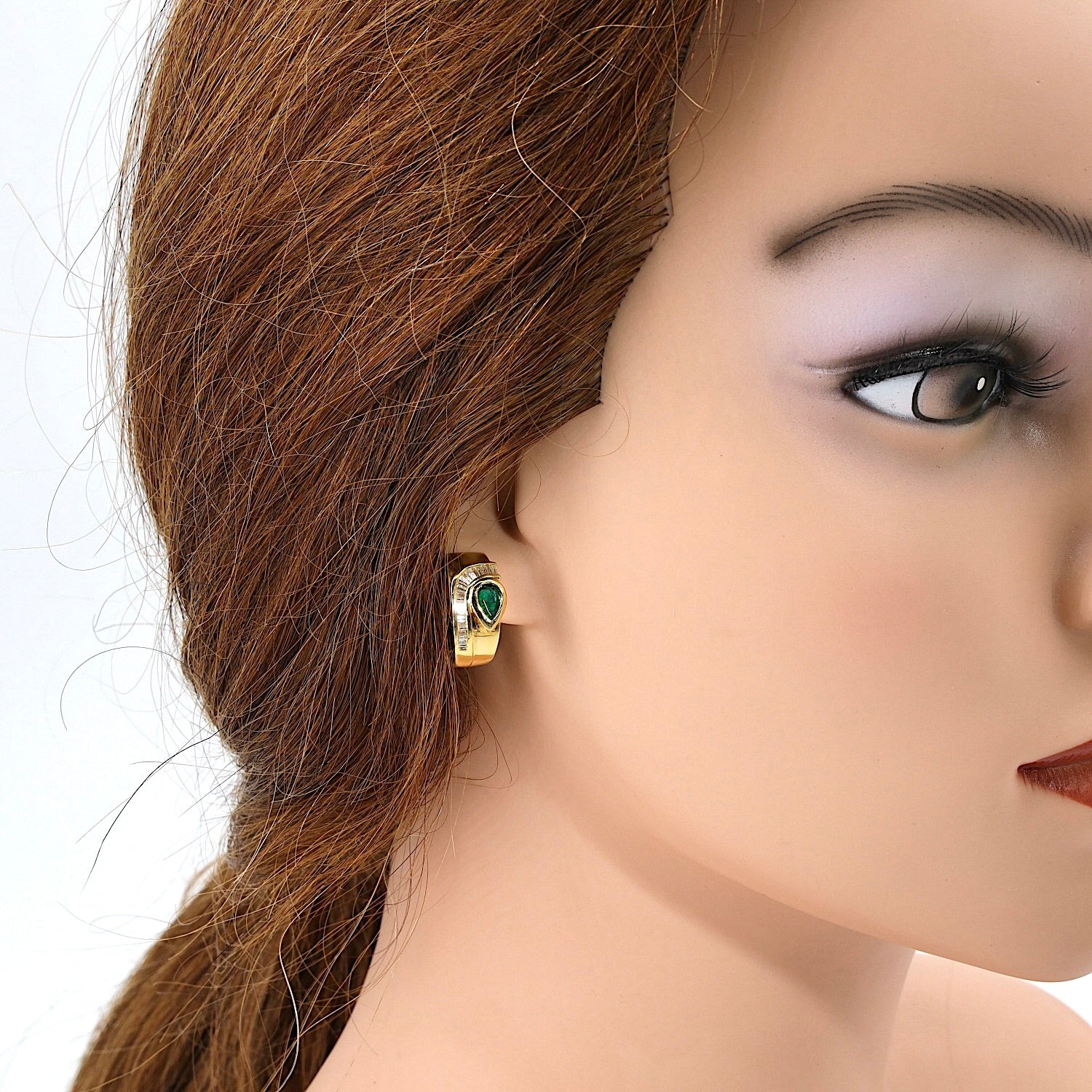 1 pair of stud earrings in 18 kt yellow gold with diamonds and emeralds, individually on the ear