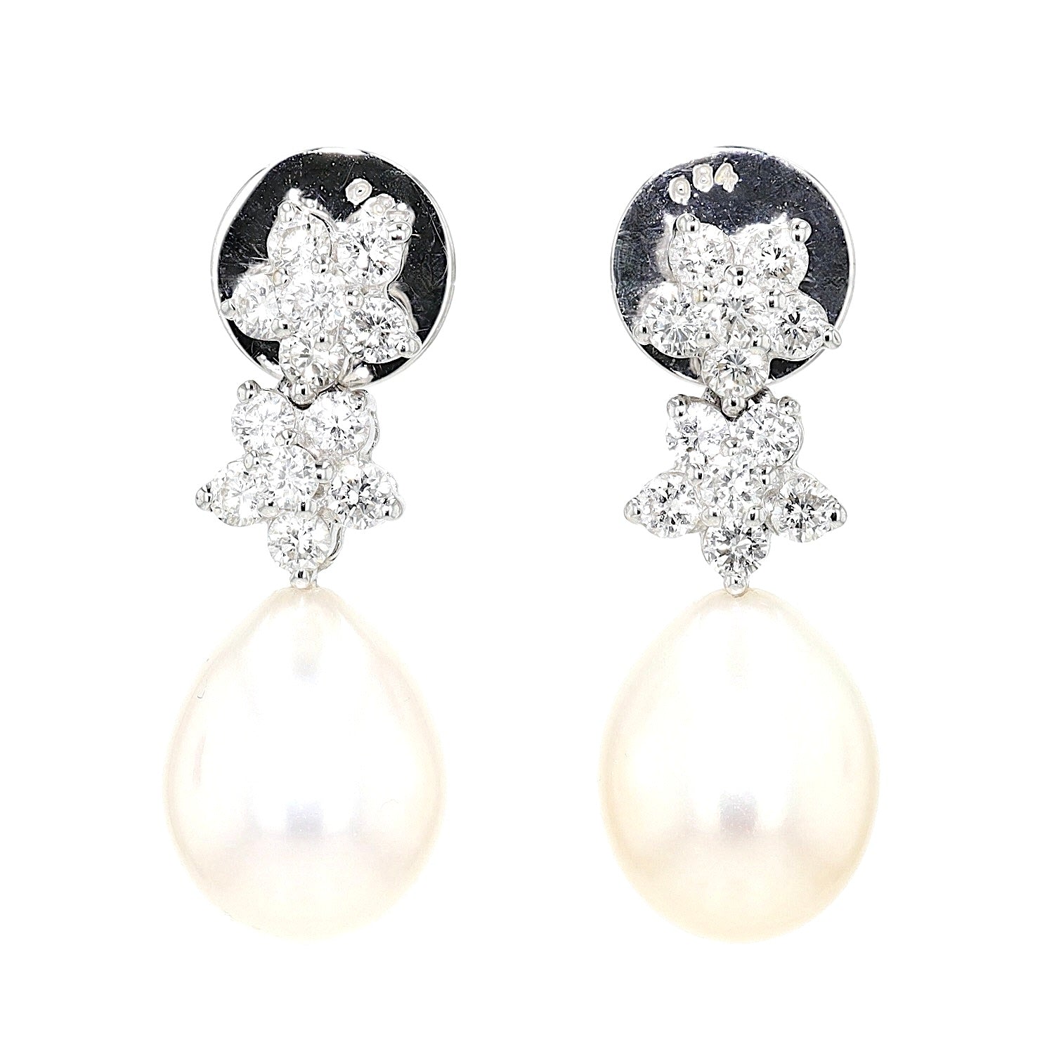 Earrings in 750 white gold with cultured pearls and brilliants, hanging frontally