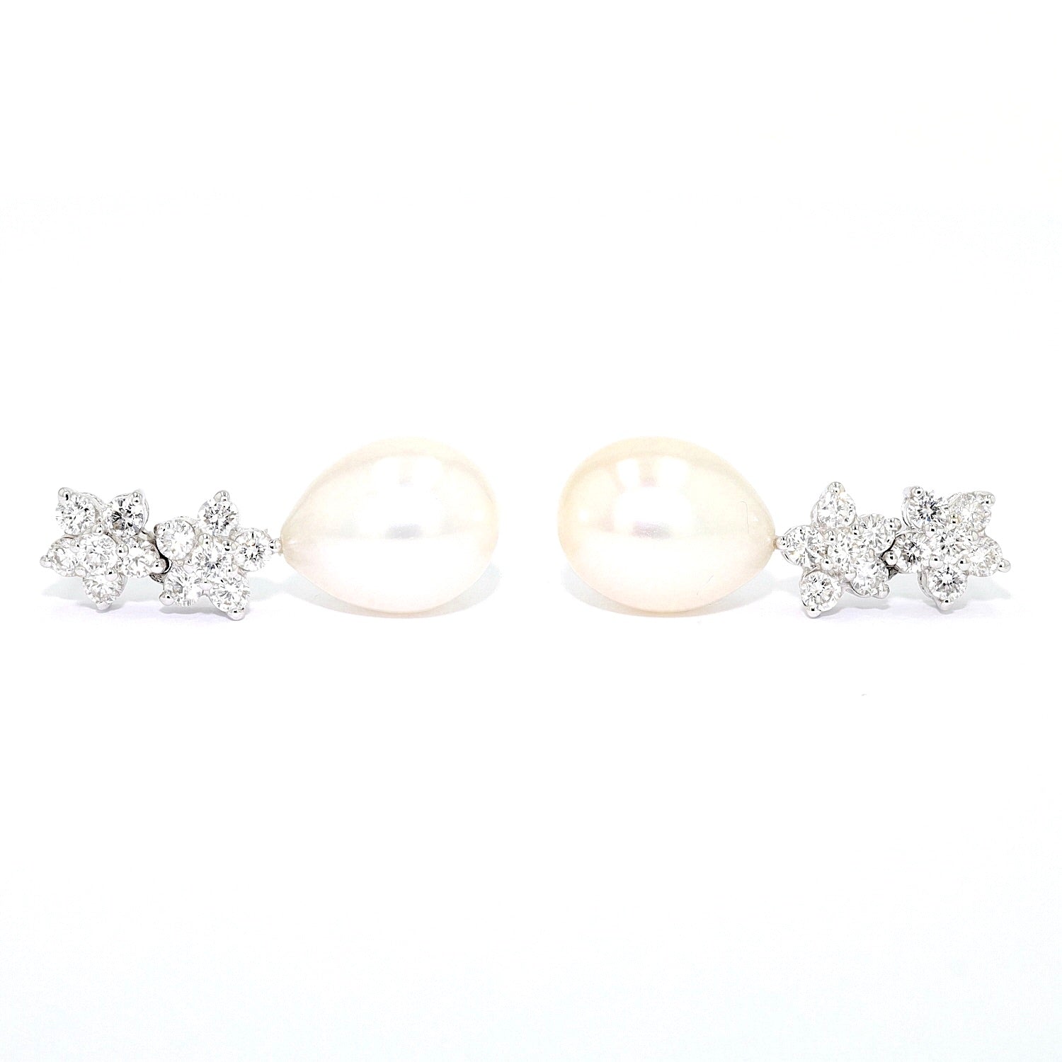 Earrings in 750 white gold with cultured pearls and brilliants, lying frontal