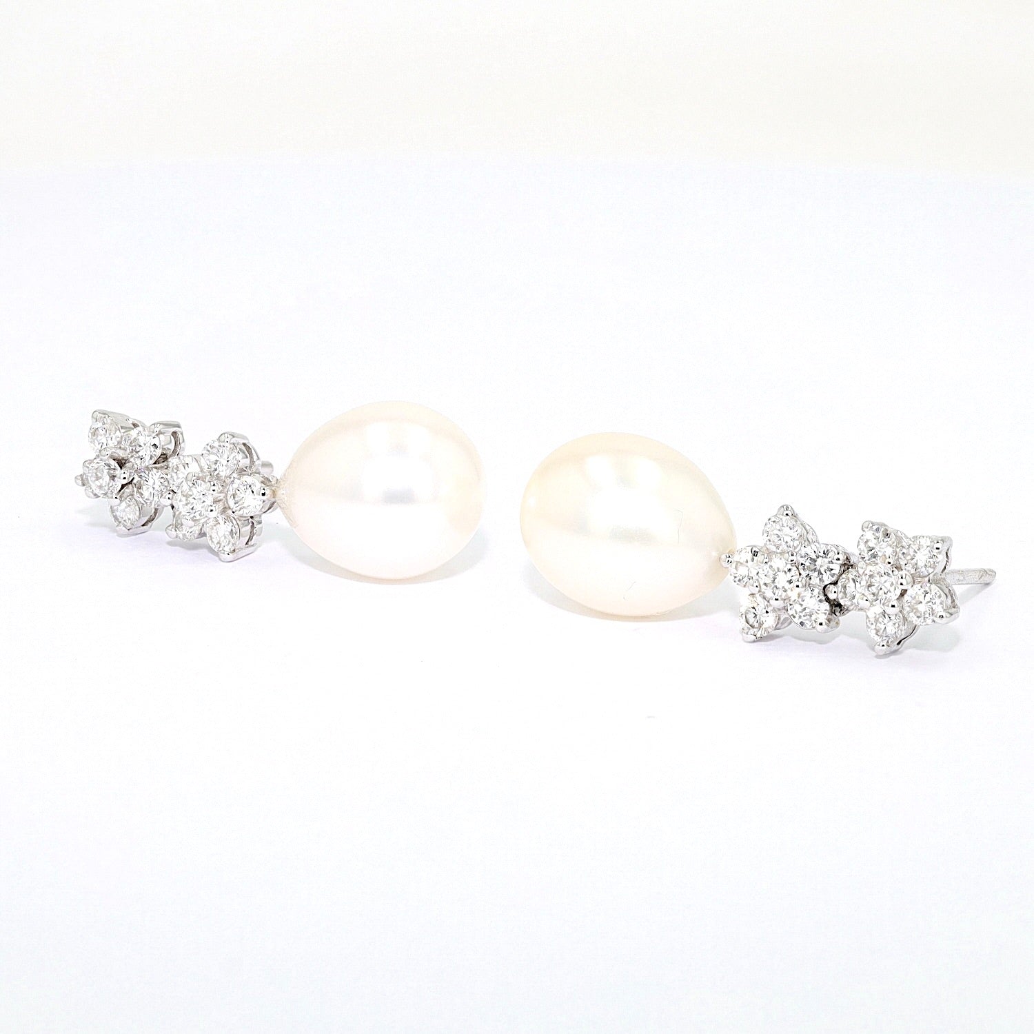 Earrings in 750 white gold with cultured pearls and brilliants, turned horizontally to the left