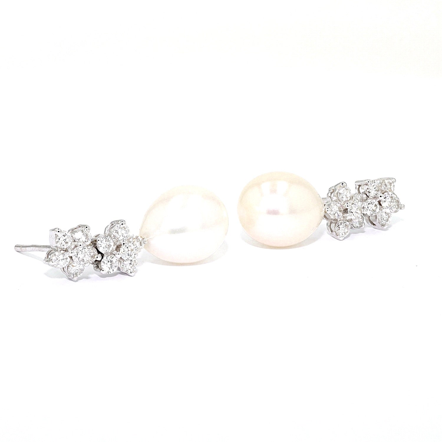 Earrings in 750 white gold with cultured pearls and brilliants, turned horizontally to the right