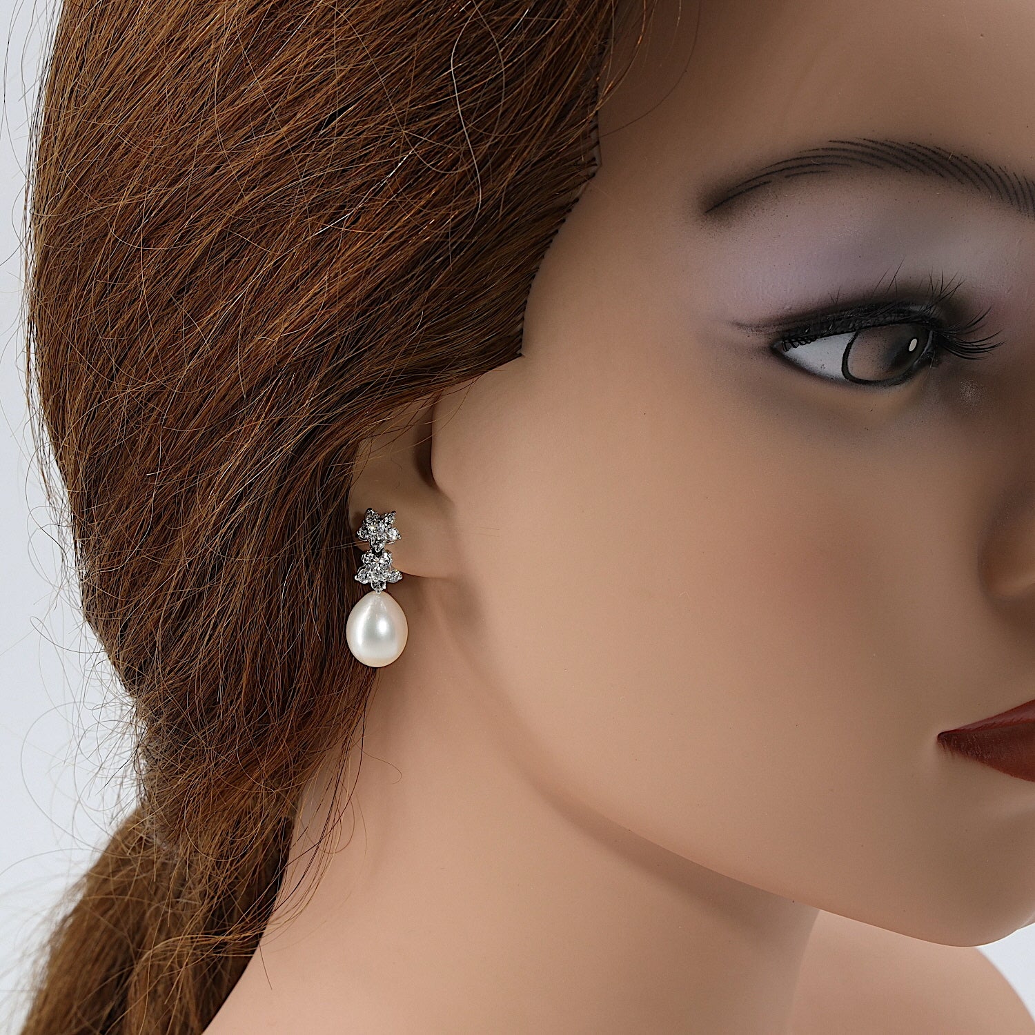 Earrings in 750 white gold with cultured pearls and brilliants, individually on the ear