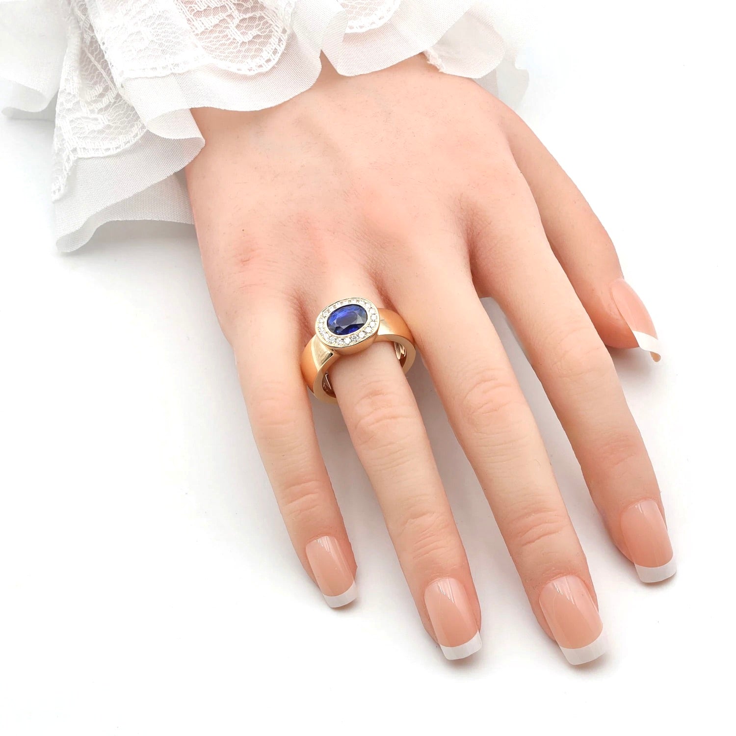 Ladies' ring by Willer in 750 rose gold with brilliants and a sapphire approx. 3.08 ct, on the hand