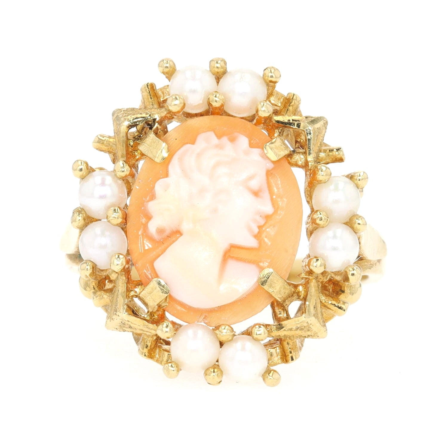 Ring in 750 yellow gold with a shell gem and small seed pearls, standing frontal