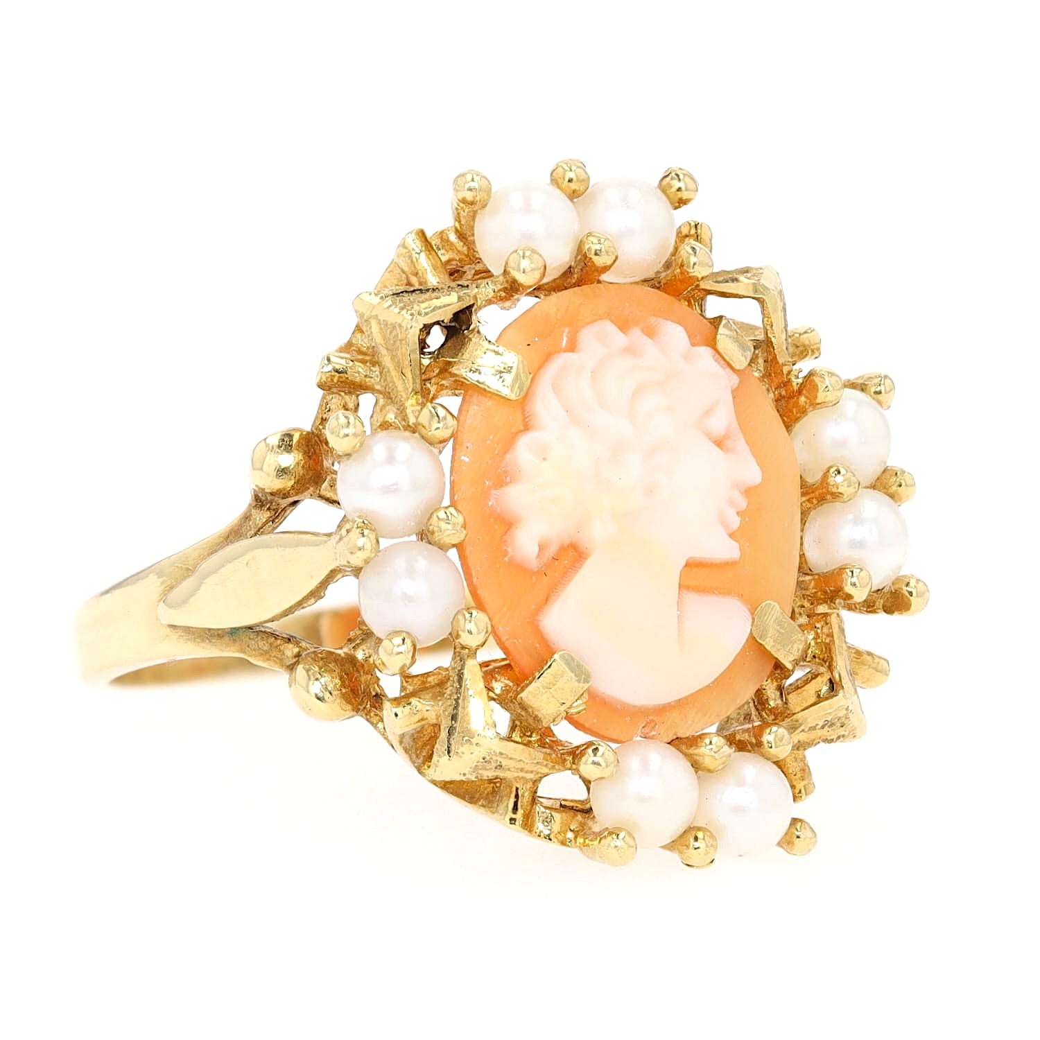 Ring in 750 yellow gold with a shell gem and small seed pearls, turned to the right in a standing position