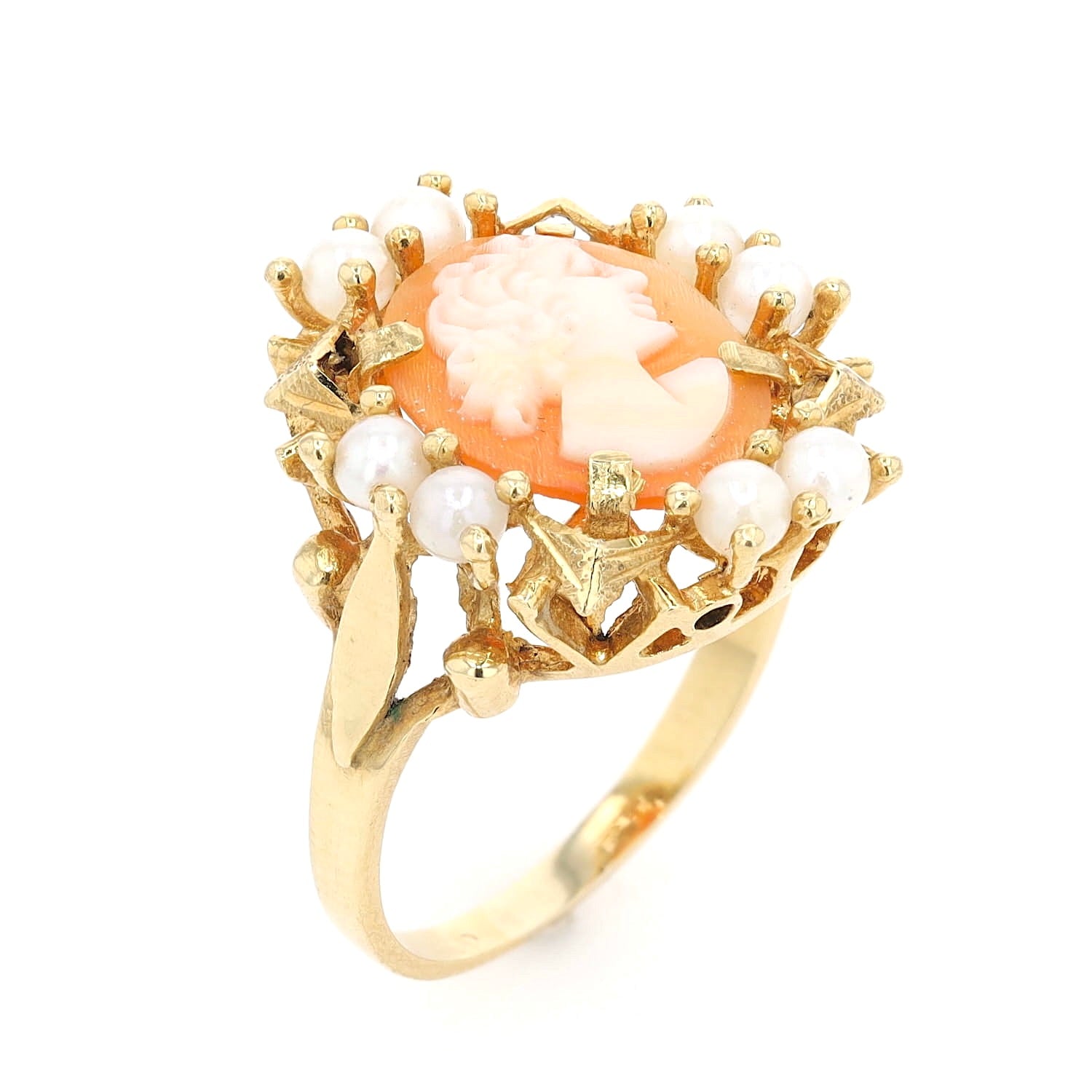 Ring in 750 yellow gold with a shell gem and small seed pearls, standing top view