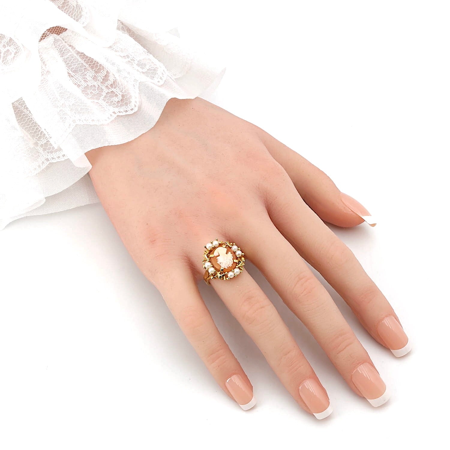 Ring in 750 yellow gold with a shell gem and small seed pearls, on the hand