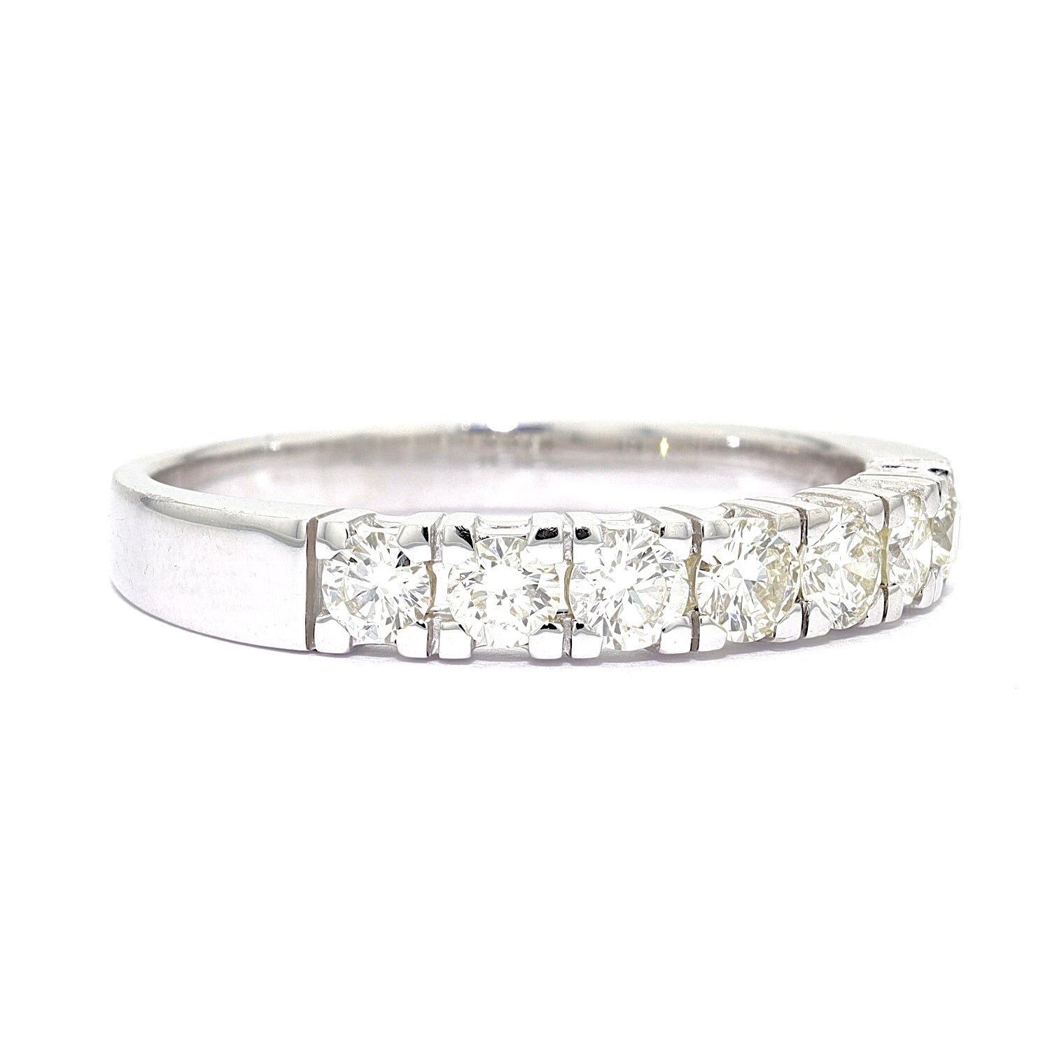 Ring in 585 white gold with brilliants, total approx. 1 ct, turned horizontally to the right