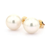 1 pair of stud earrings in 585 yellow gold, each with a cultured pearl, turned horizontally to the left