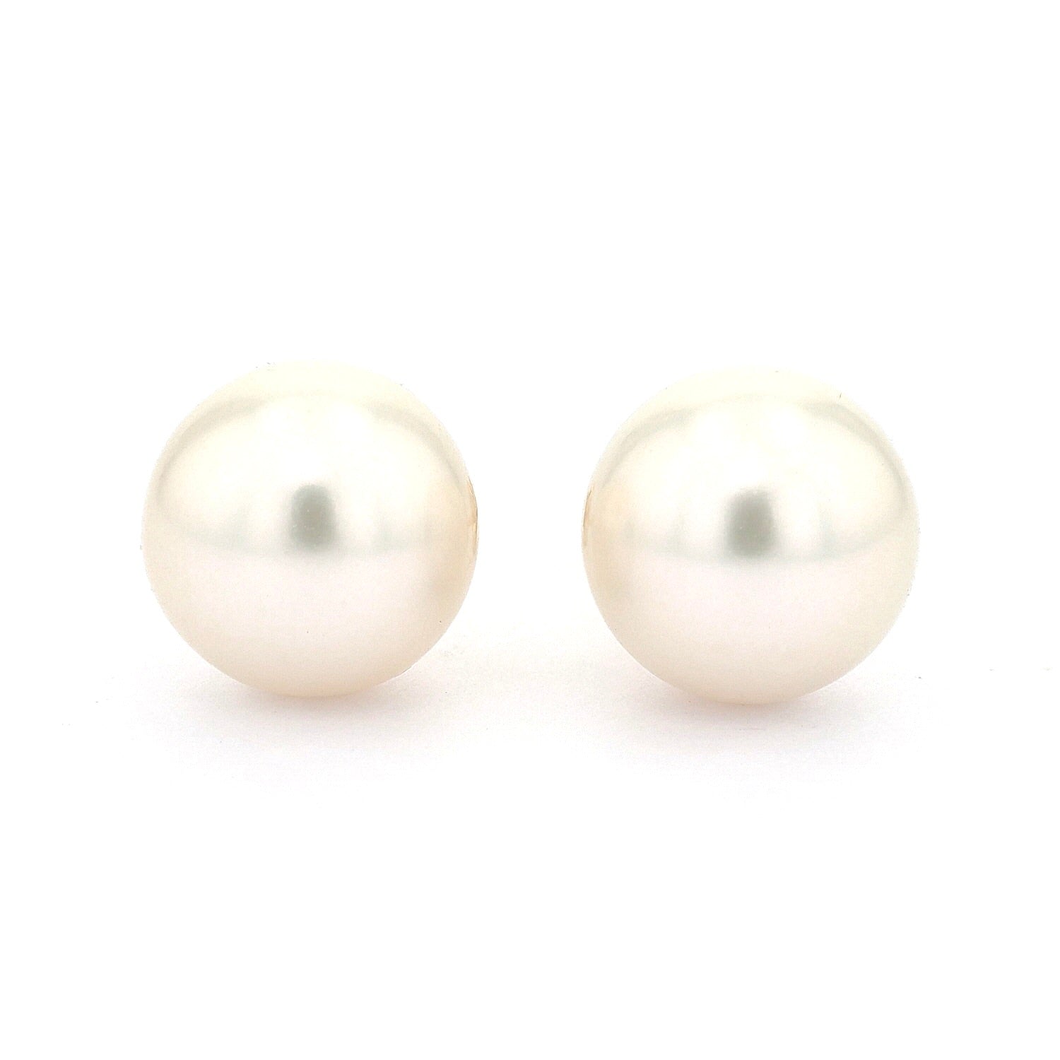 1 pair of stud earrings in 585 yellow gold, each with a cultured pearl, lying frontally