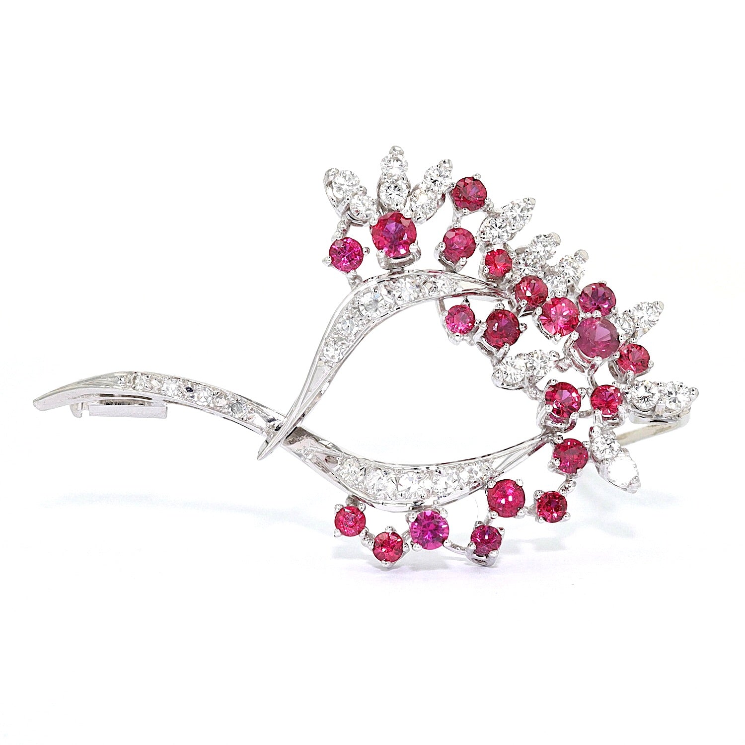 Vintage brooch in 750 white gold with rubies, brilliants and diamonds, standing frontal