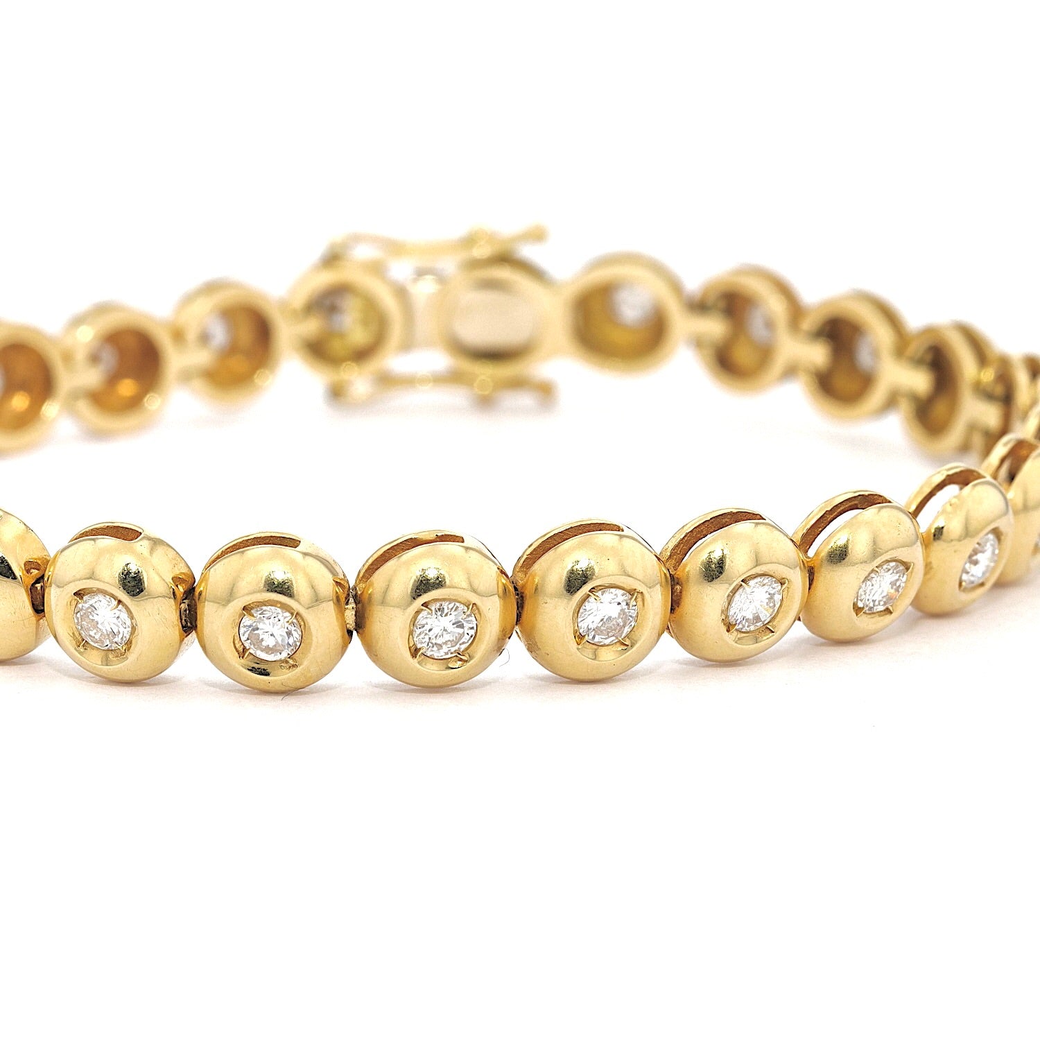 Bracelet in 750 yellow gold with a total of. approx. 1.75 ct, lying frontal close-up 1