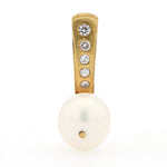 Pendant in 750 yellow gold with cultured pearl and brilliants, standing frontal