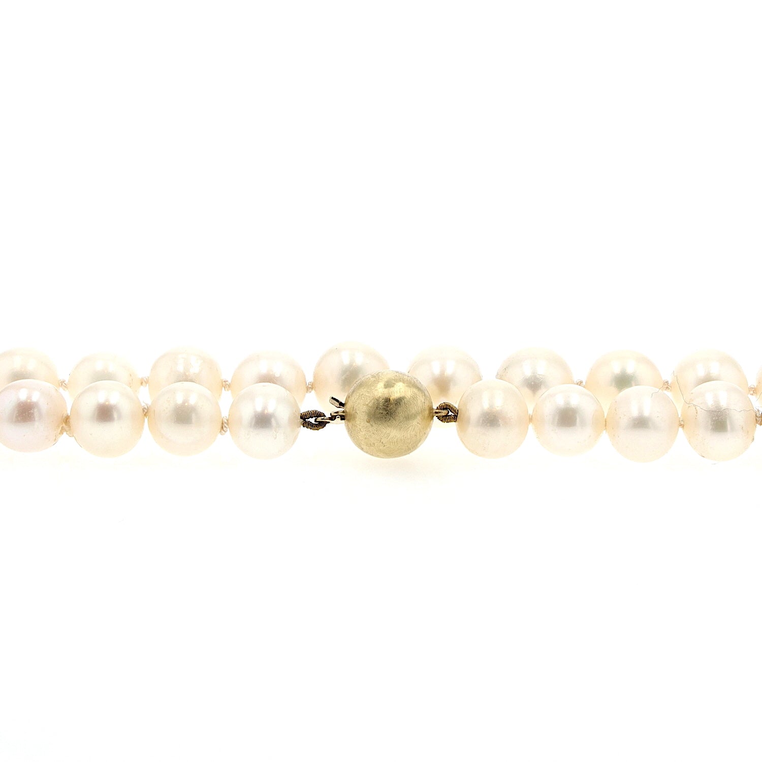 Cultured pearl necklace with a lock in 585 yellow gold, lying frontally