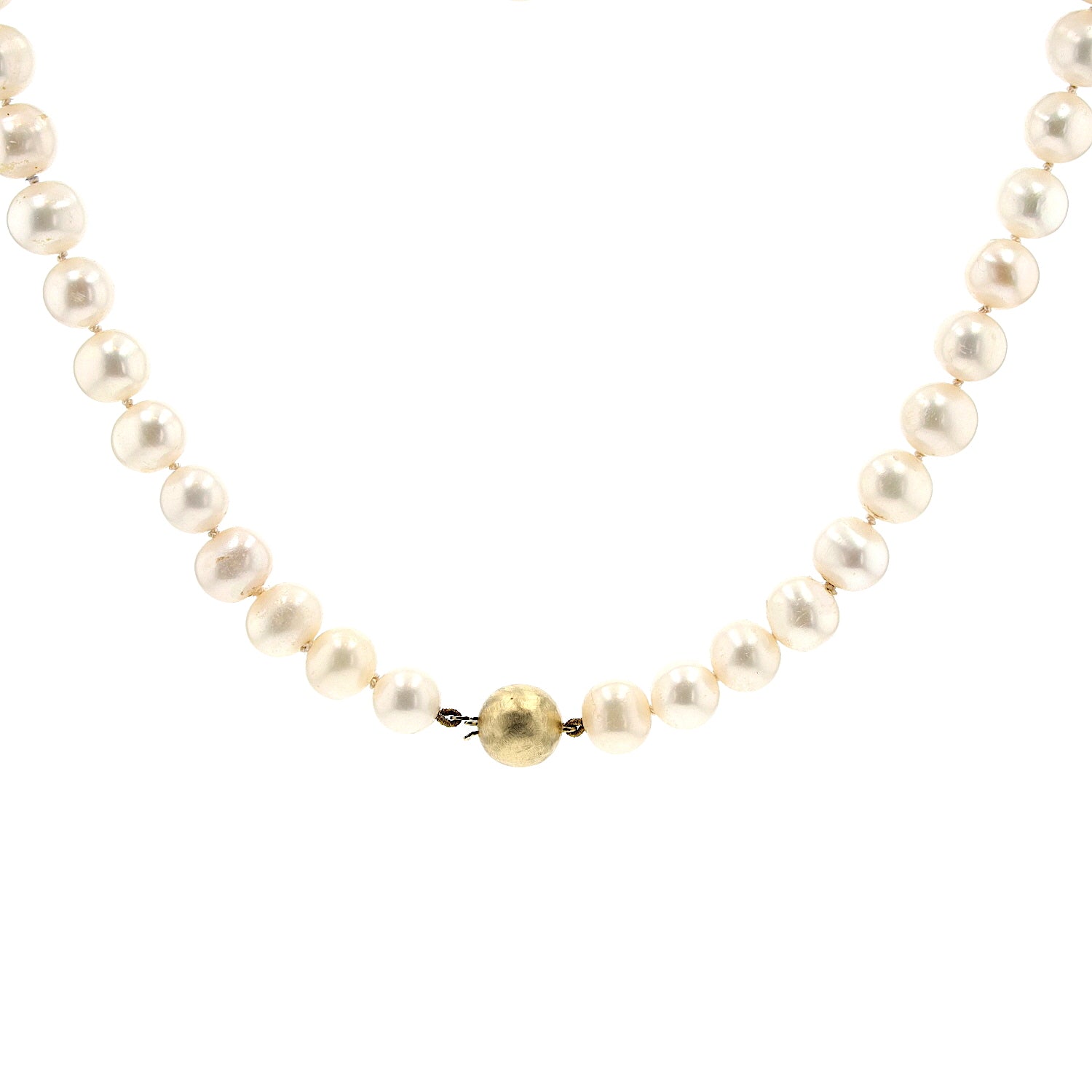 Cultured pearl necklace with a lock in 585 yellow gold, hanging frontally