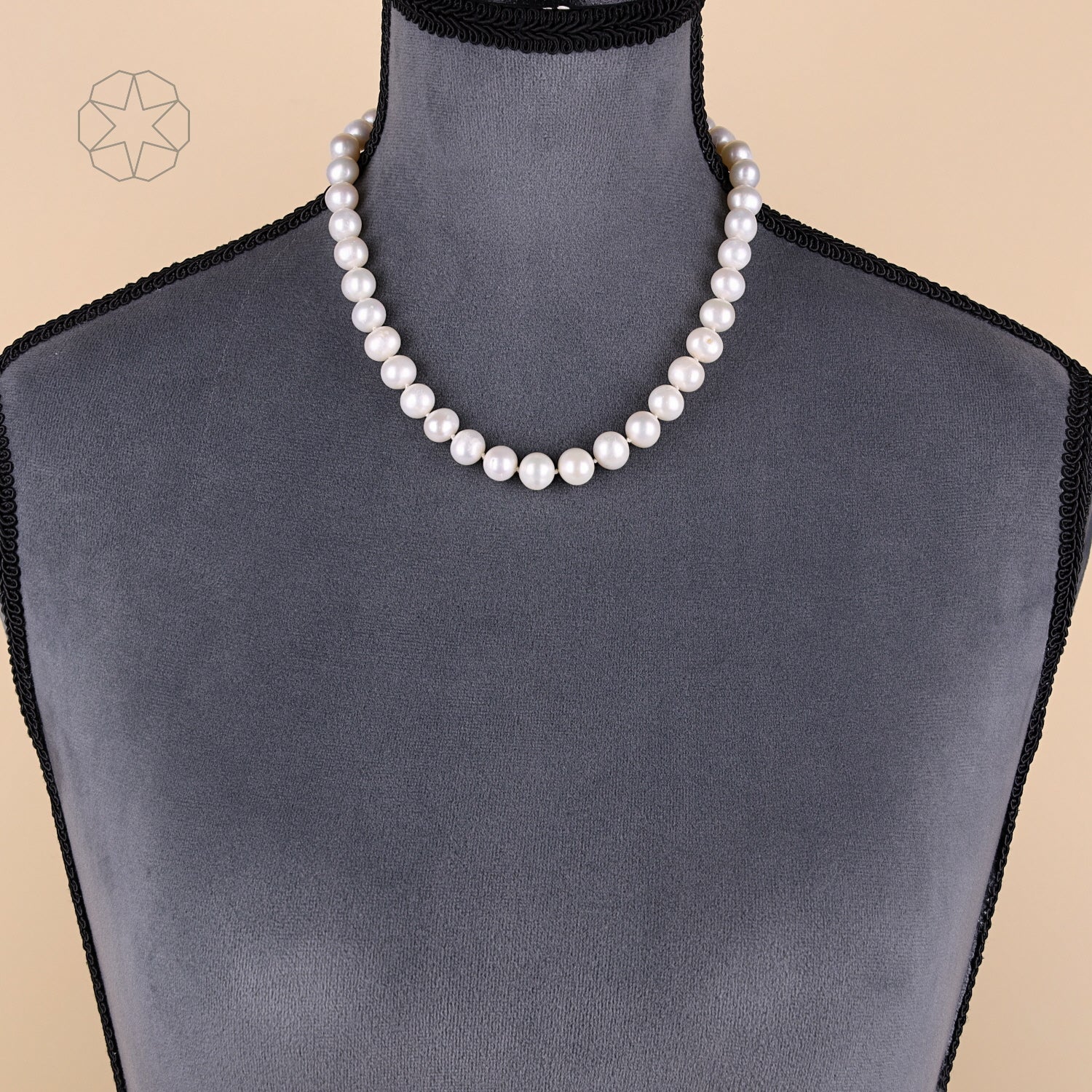 Cultured pearl necklace with a lock in 585 yellow gold, on the bust