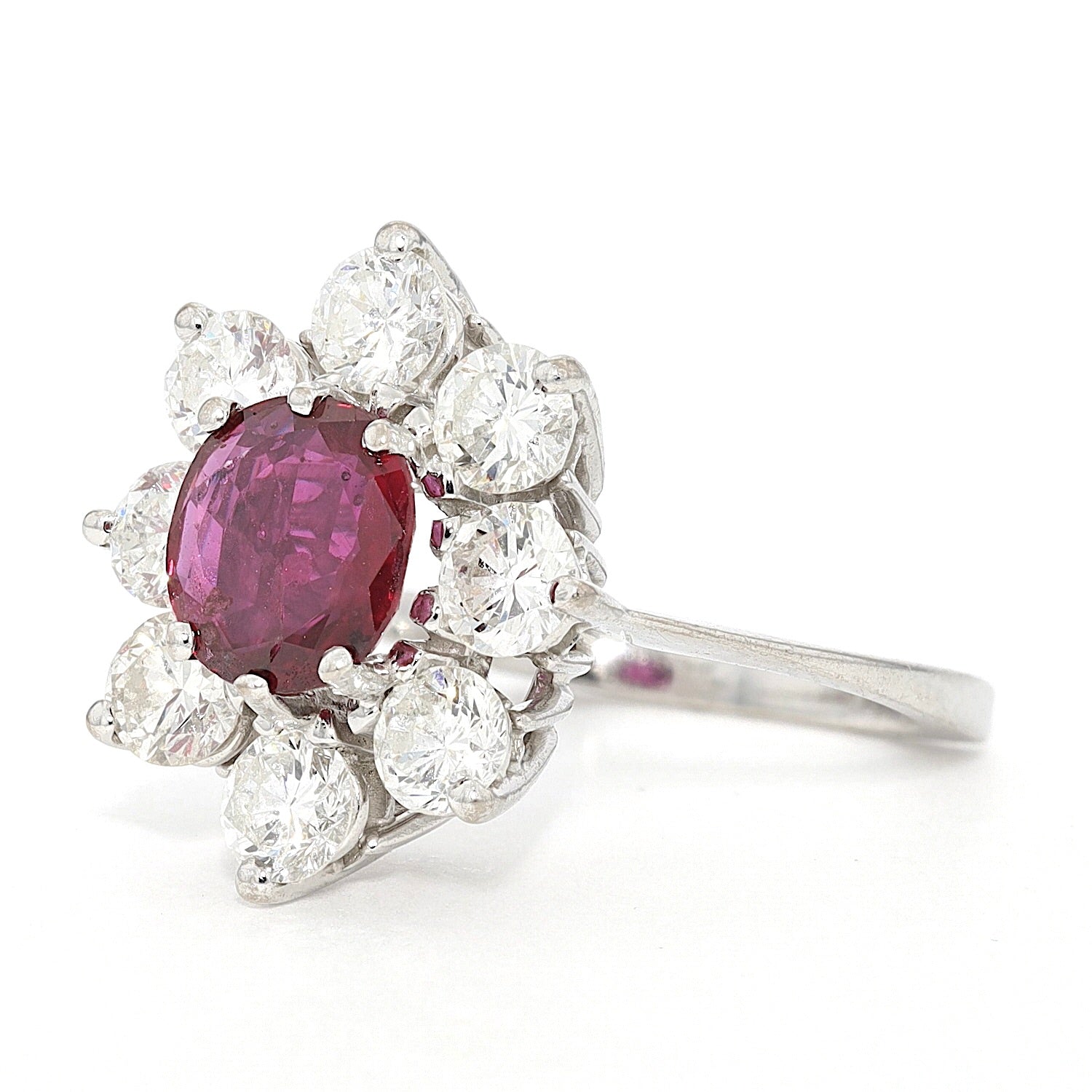 Ring in 750 white gold with a Ruby, approx. 1.1 ct and approx. 1.5 ct brilliants, turned horizontally to the left