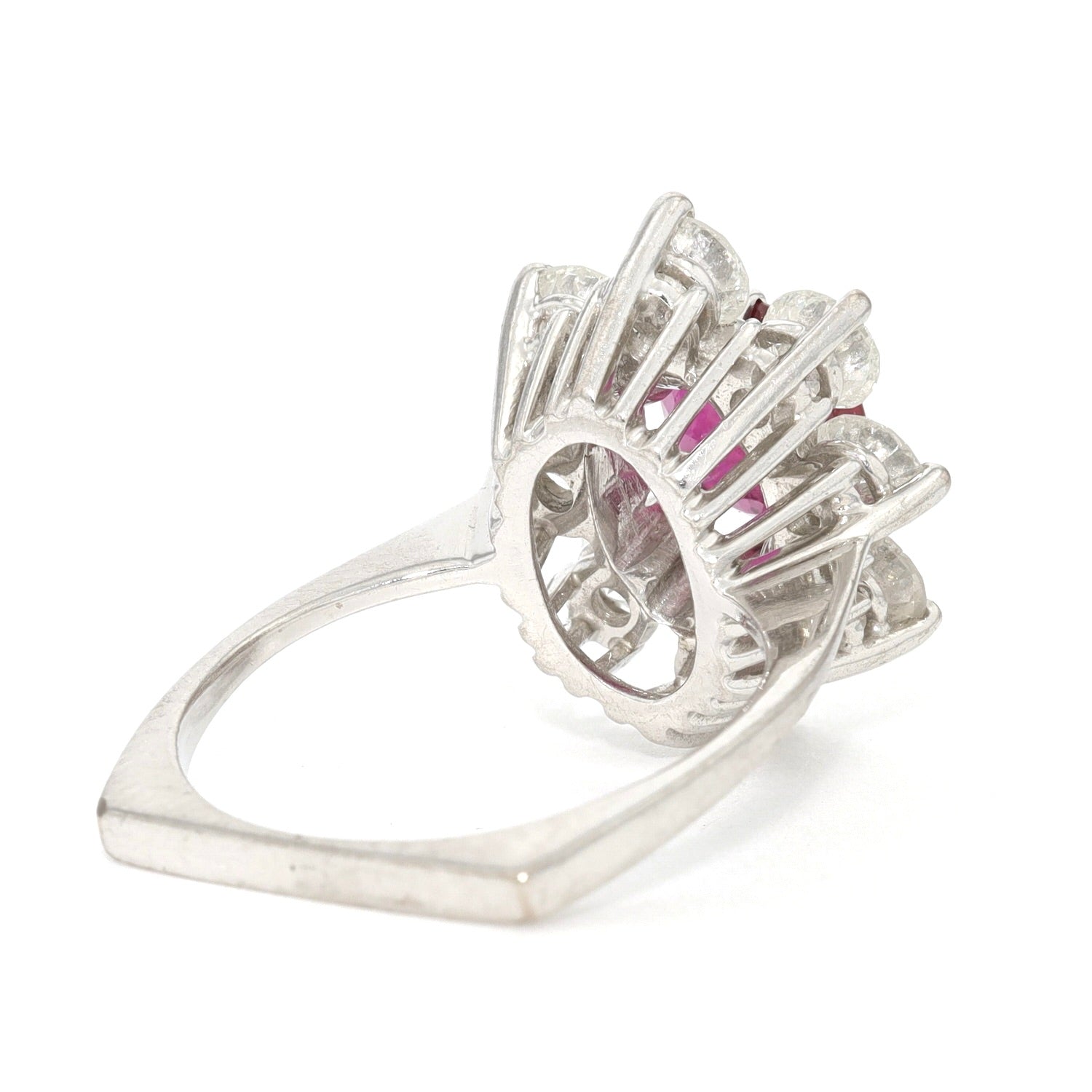 Ring in 750 white gold with a Ruby, approx. 1.1 ct and approx. 1.5 ct brilliants, horizontal back