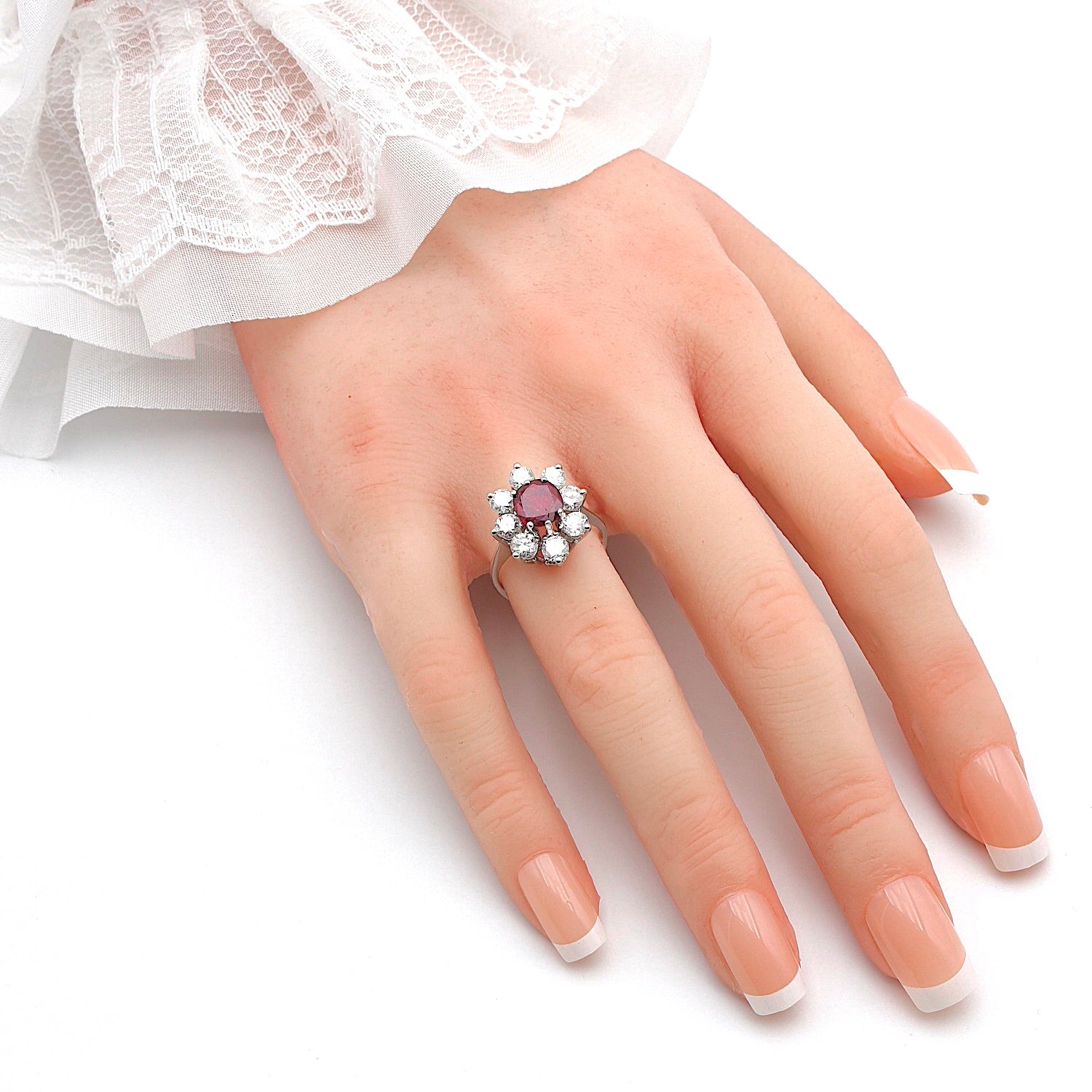 Ring in 750 white gold with a Ruby, approx. 1.1 ct and approx. 1.5 ct brilliants, on the hand