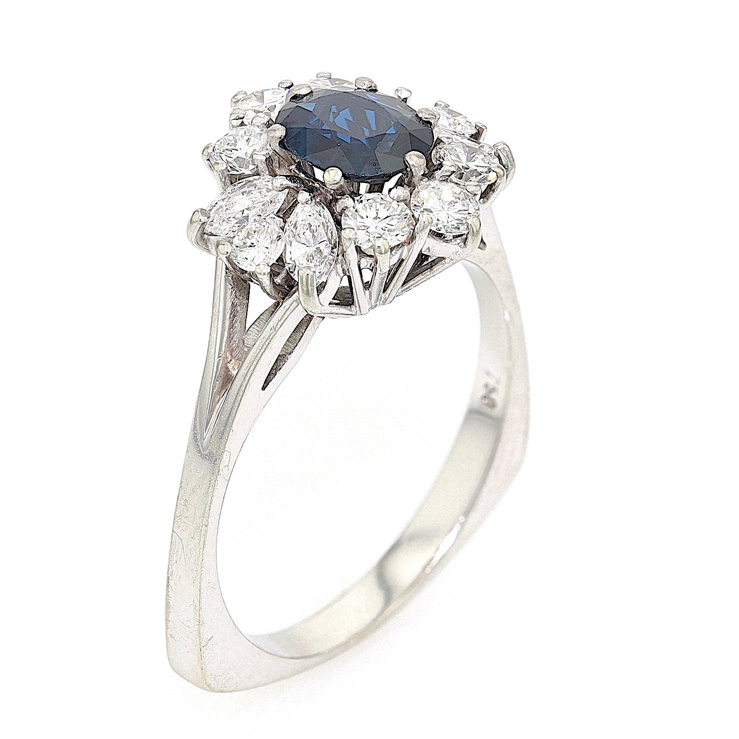 Ring in 750 white gold with a sapphire and brilliants, standing