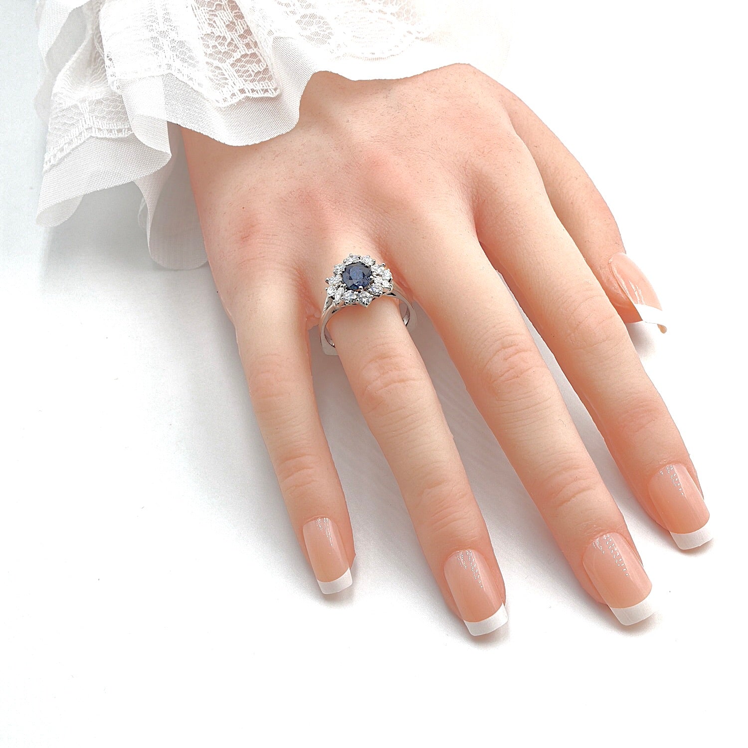 Ring in 750 white gold with a sapphire and brilliants, on the hand