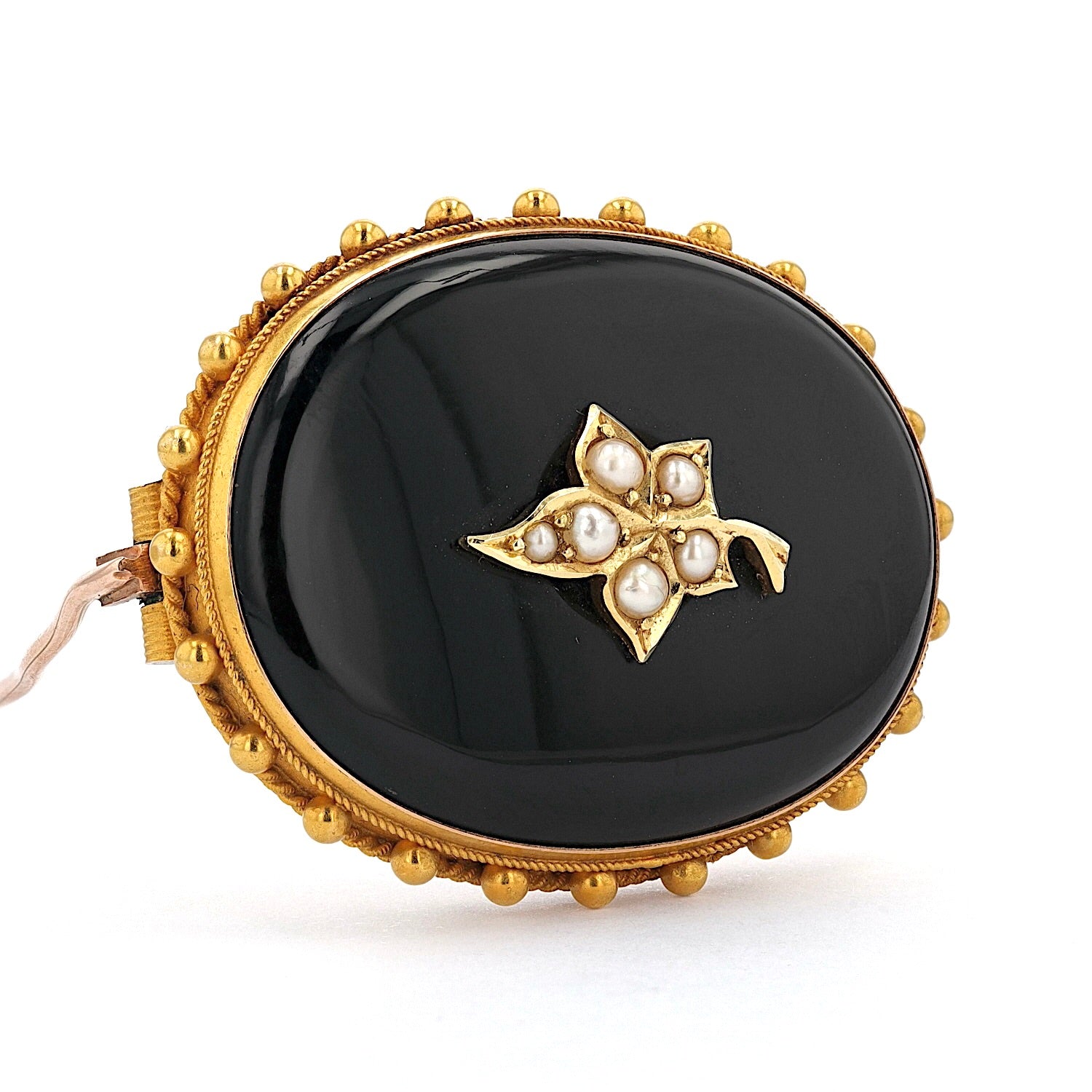 Victorian brooch in 9 ct yellow gold with onyx and seed pearls, turned horizontally to the right