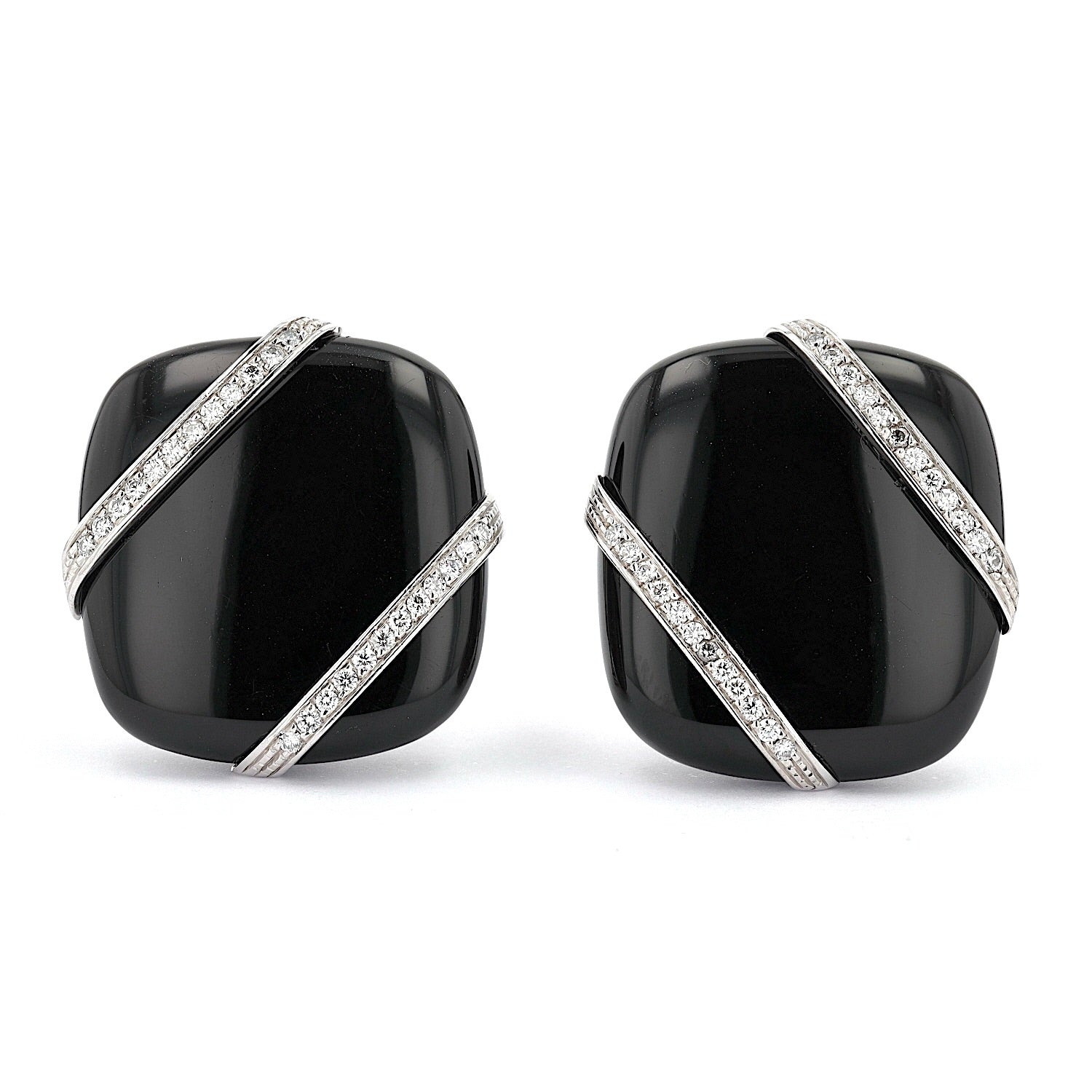 Ear clips in 750 white gold with a large onyx and brilliants, lying frontally