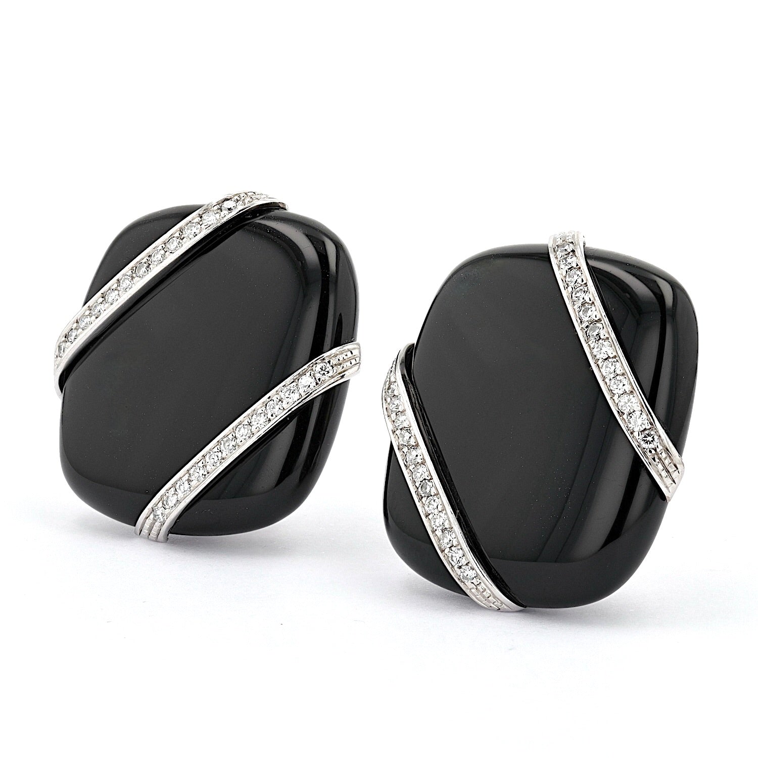 Ear clips in 750 white gold with a large onyx and brilliants, turned horizontally to the left