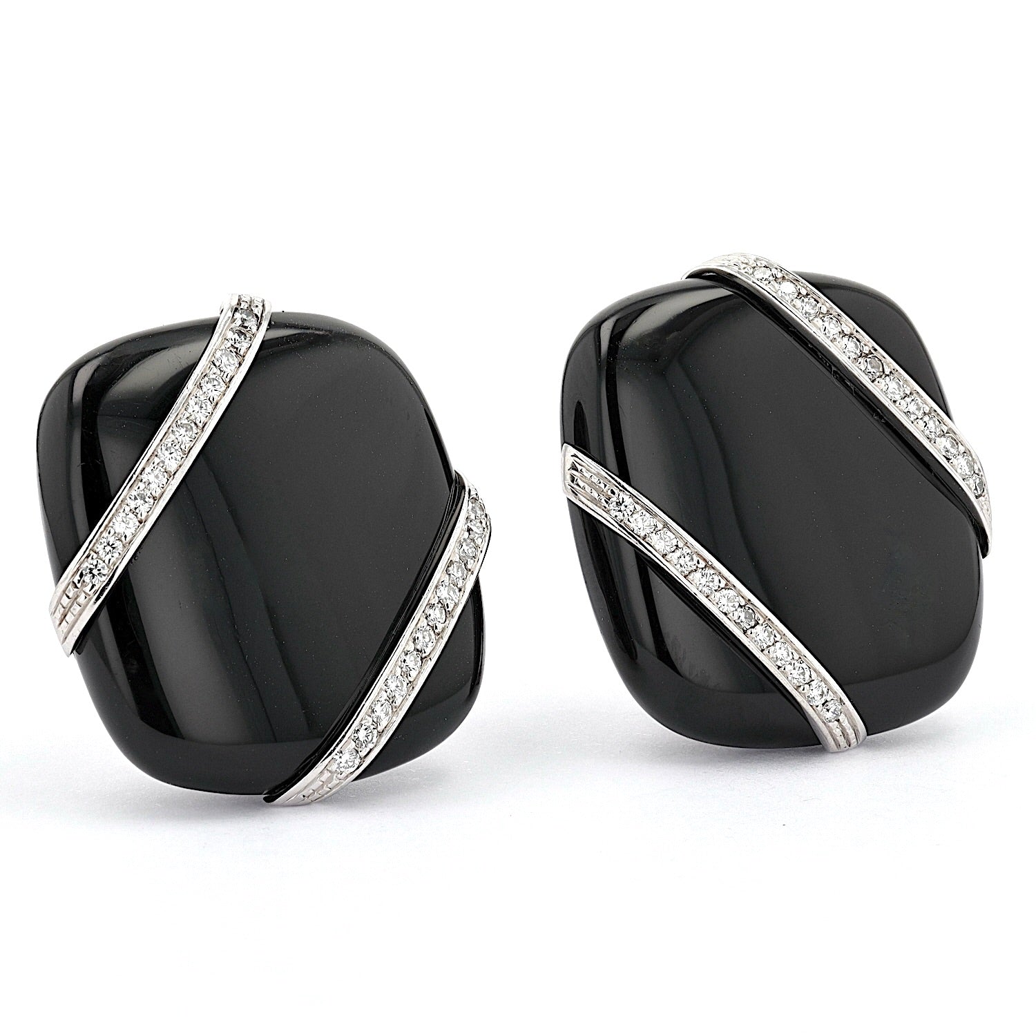 Ear clips in 750 white gold with a large onyx and brilliants, turned horizontally to the right