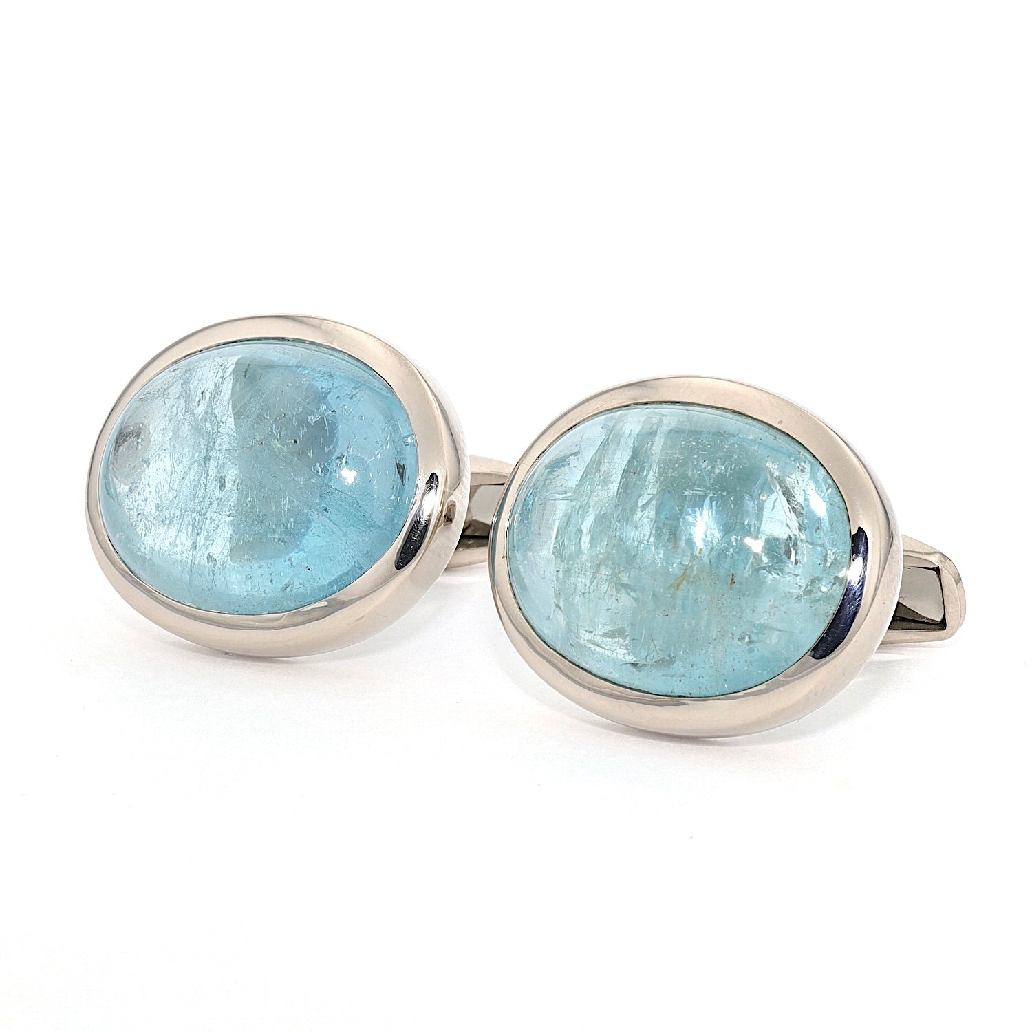 Large cufflinks in 750 white gold with aquamarine cabochons, turned horizontally to the left