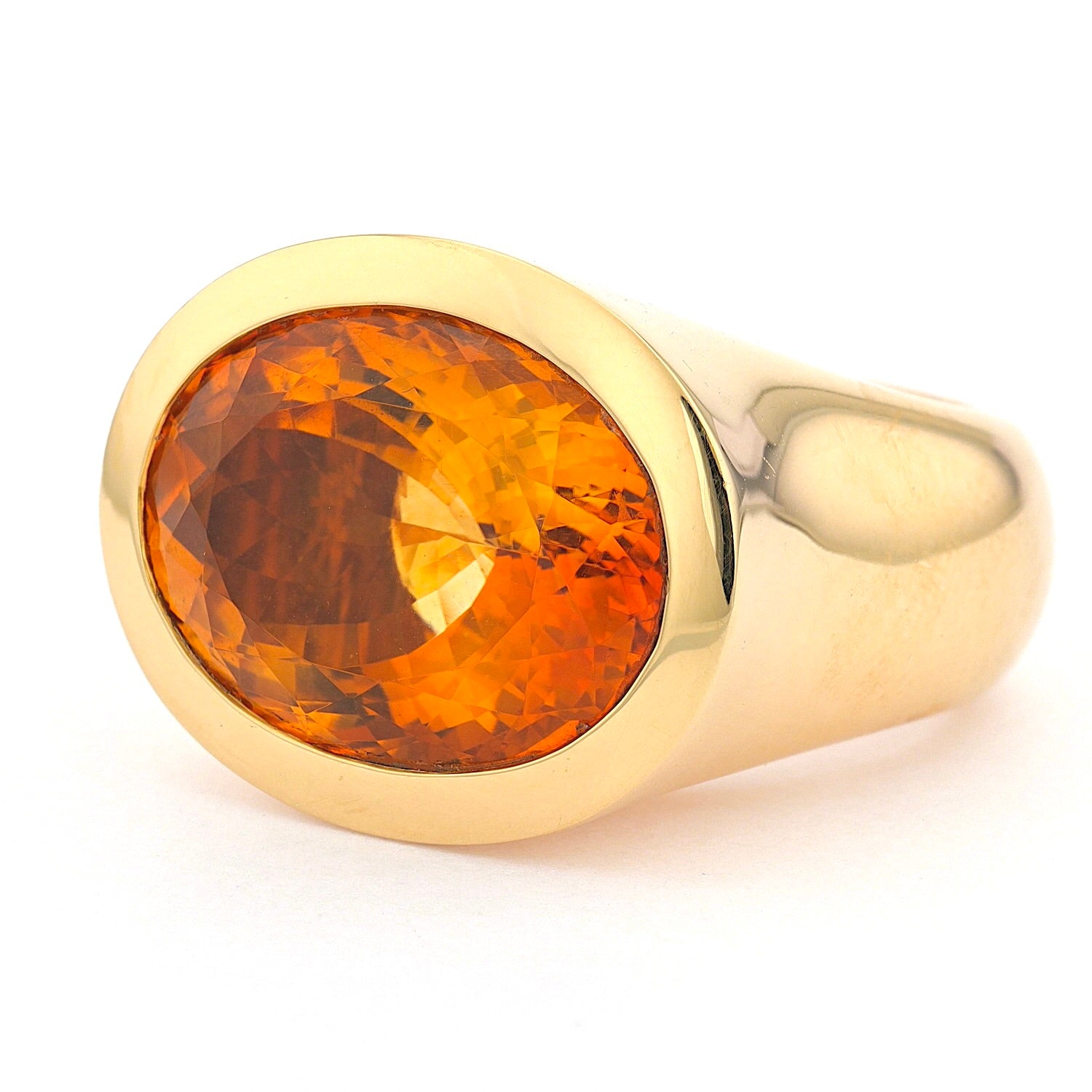 Ring in 750 yellow gold with a citrine approx. 13 ct, turned horizontally to the left