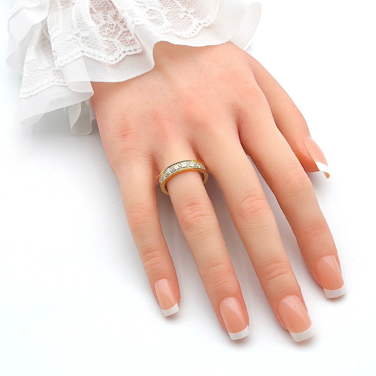 Memoire ring in 750 yellow gold with brilliants, total approx. 1.5 ct, on the hand