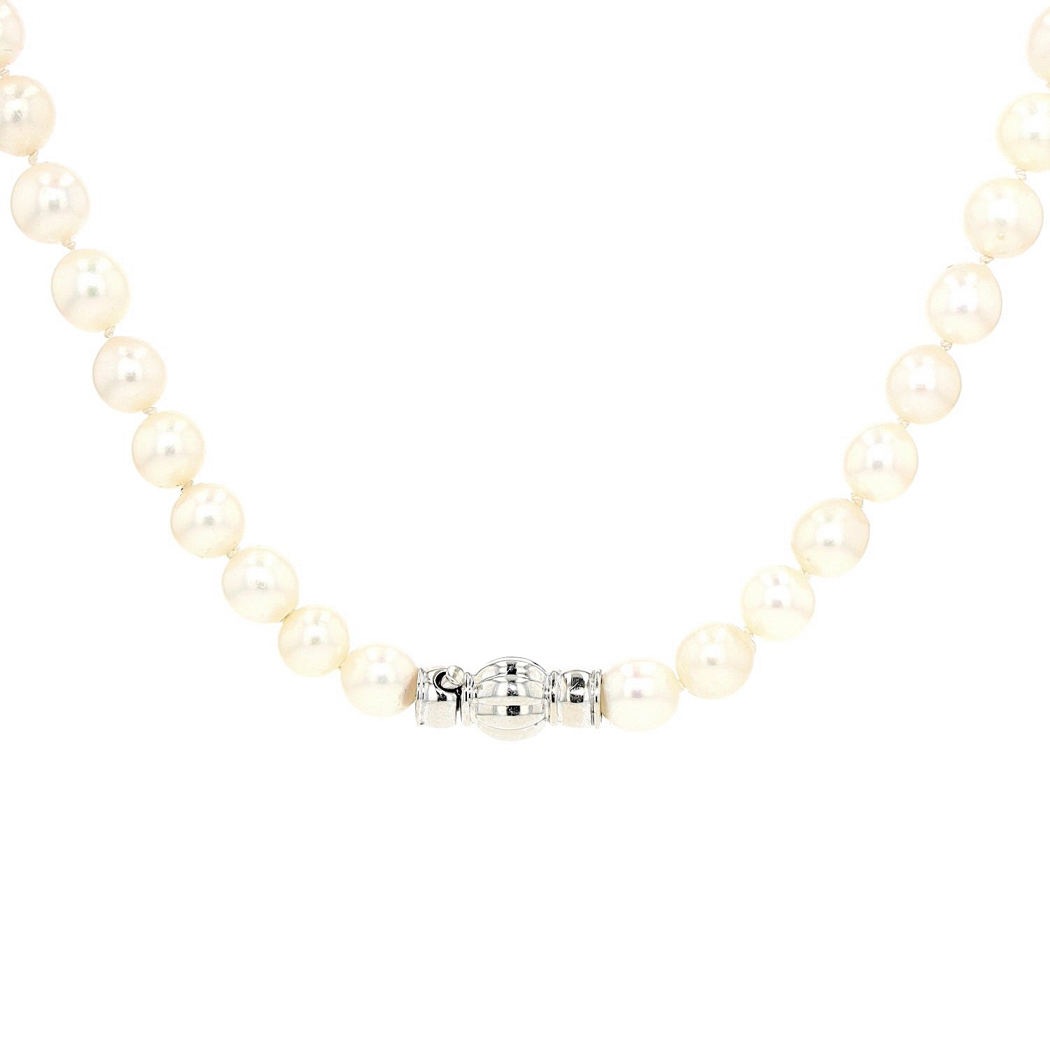 Necklace with Akoya cultured pearls and lock in 585 white gold, hanging frontal close-up of lock