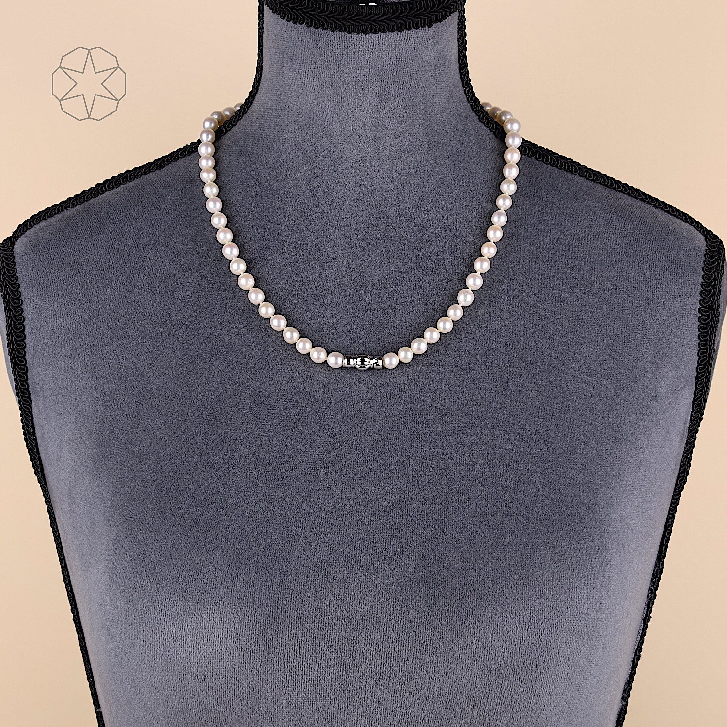 Necklace with Akoya cultured pearls and lock in 585 white gold, on the bust