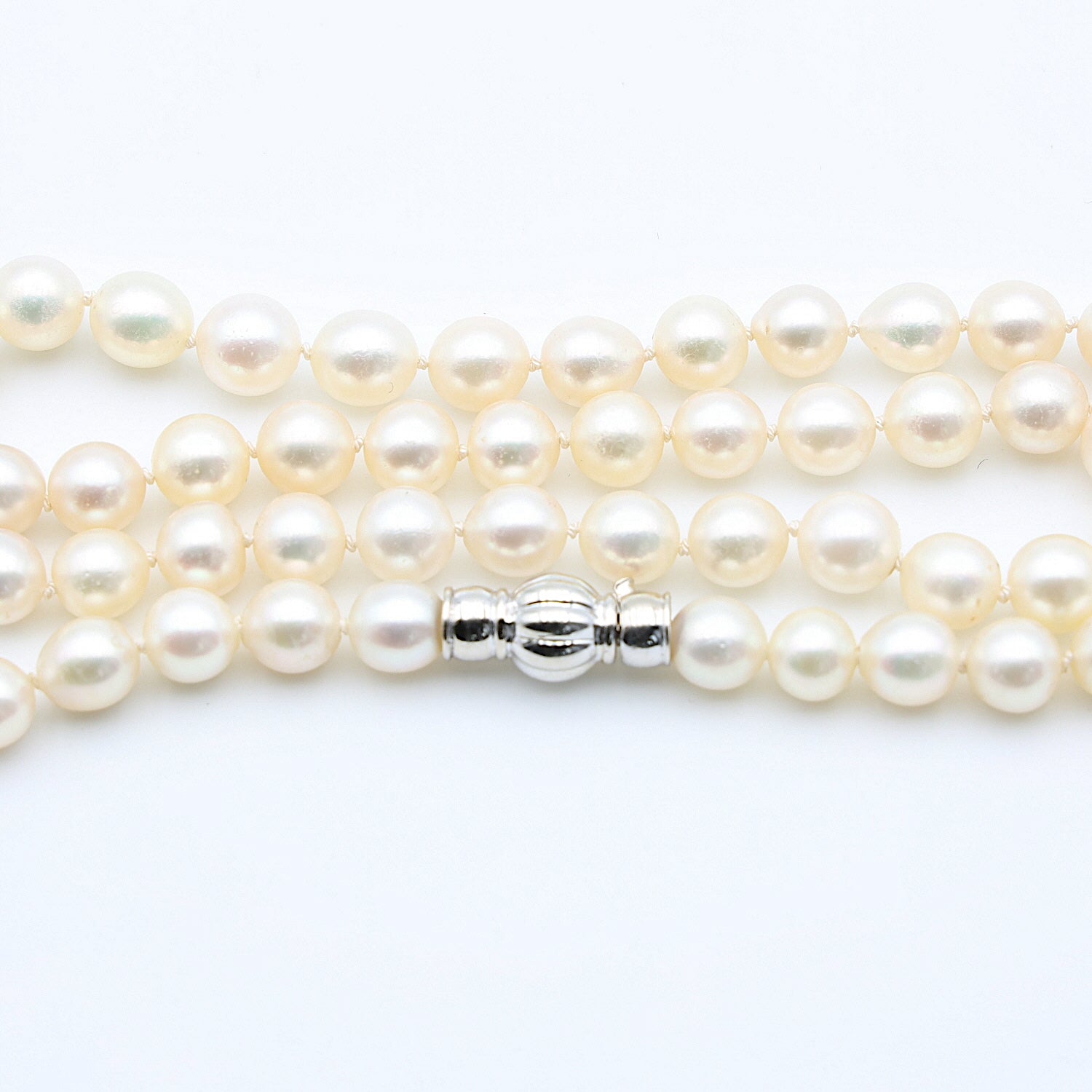 Necklace with Akoya cultured pearls and lock in 585 white gold, horizontal Top view Close-up of lock