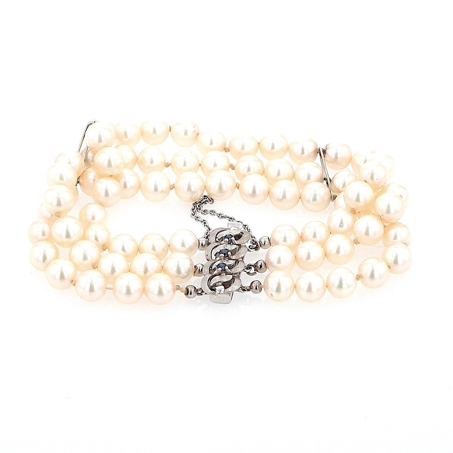 Bracelet with cultured pearls. The lock is crafted in 333 white gold with sapphires, lying frontally