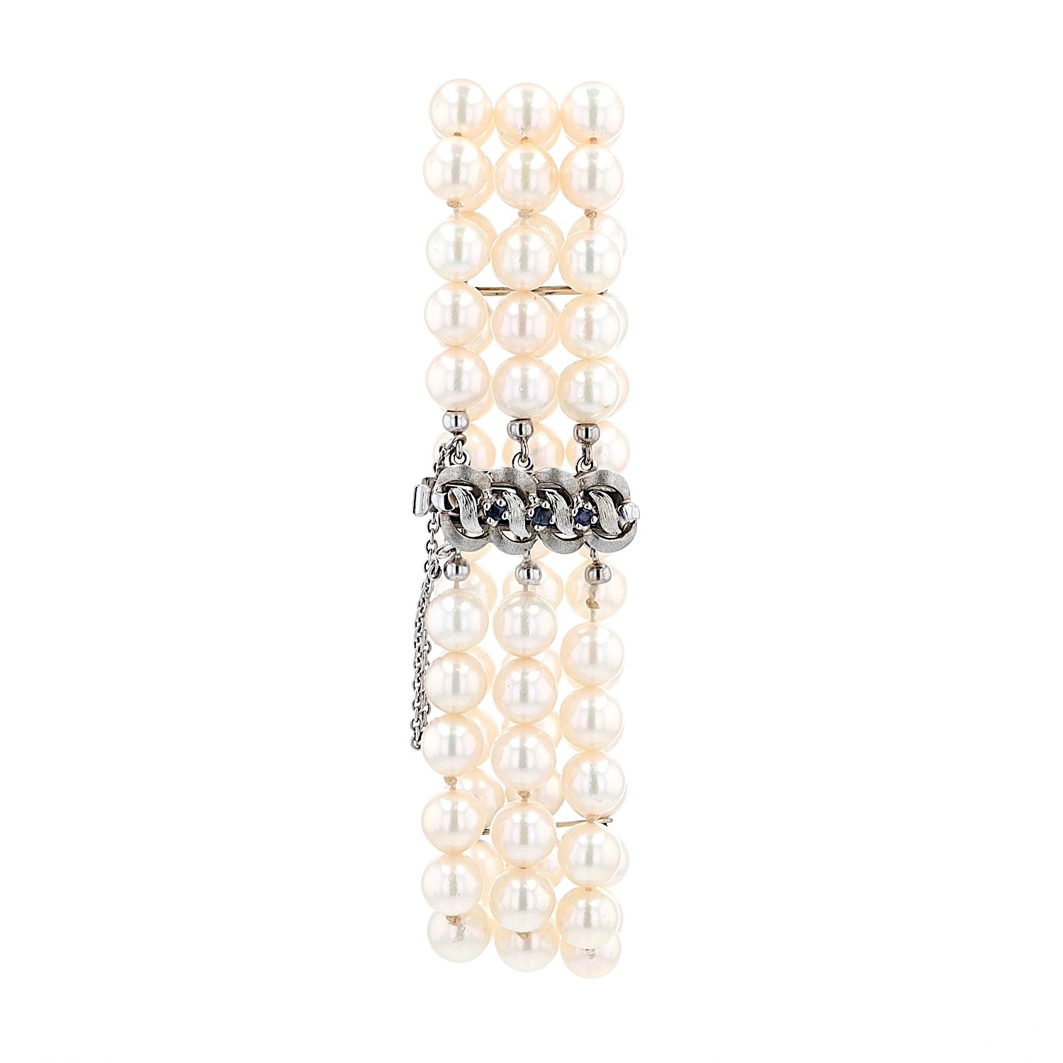 Bracelet with cultured pearls. The lock is crafted in 333 white gold with sapphires, hanging frontally