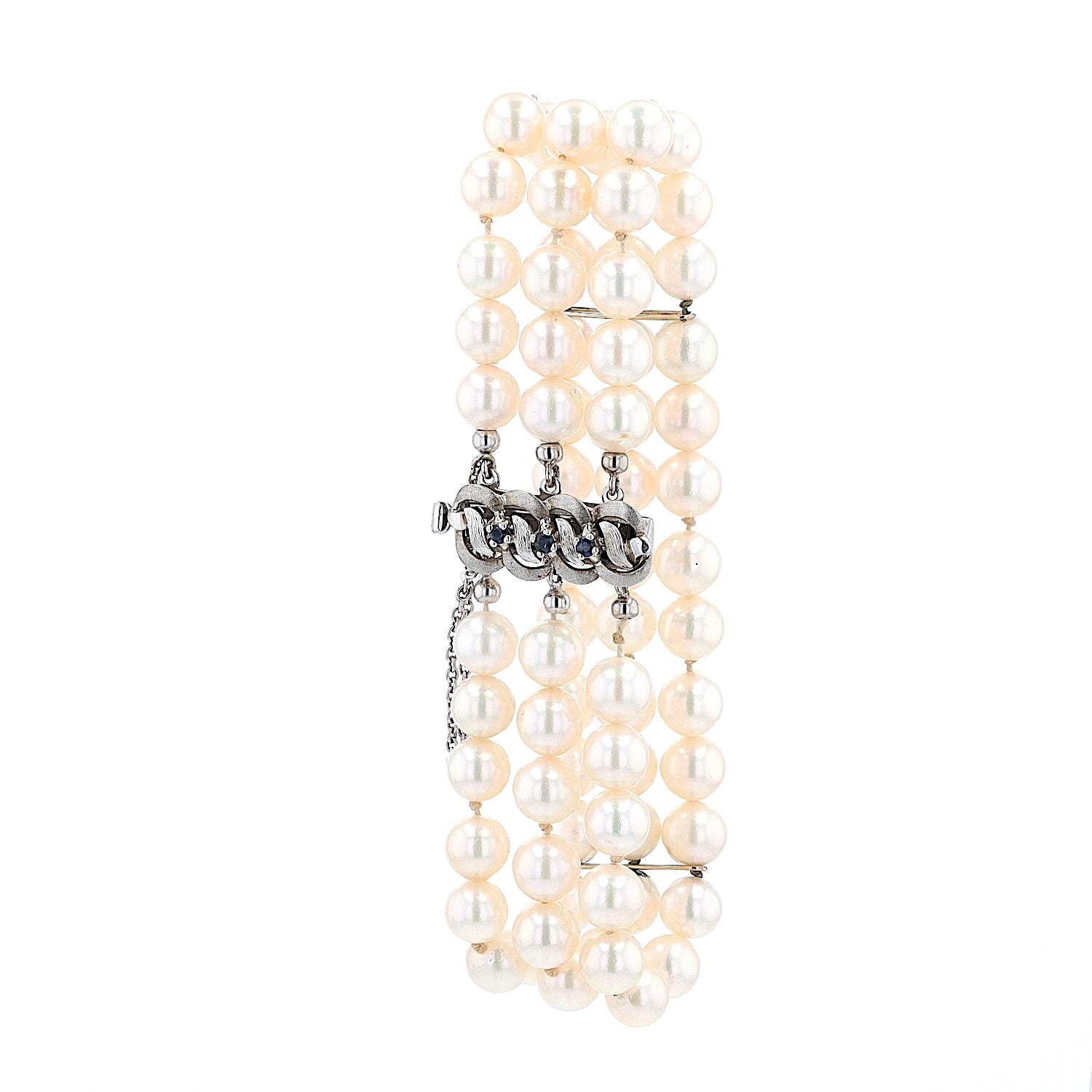 Bracelet with cultured pearls. The lock is crafted in 333 white gold with sapphires, hanging left turned