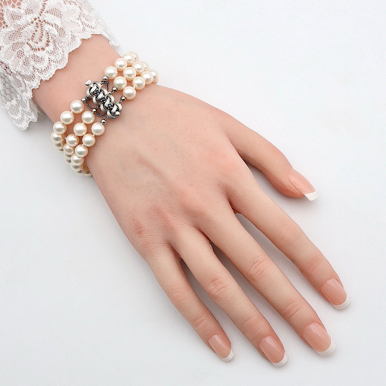 Bracelet with cultured pearls. The lock is crafted in 333 white gold with sapphires, on the arm