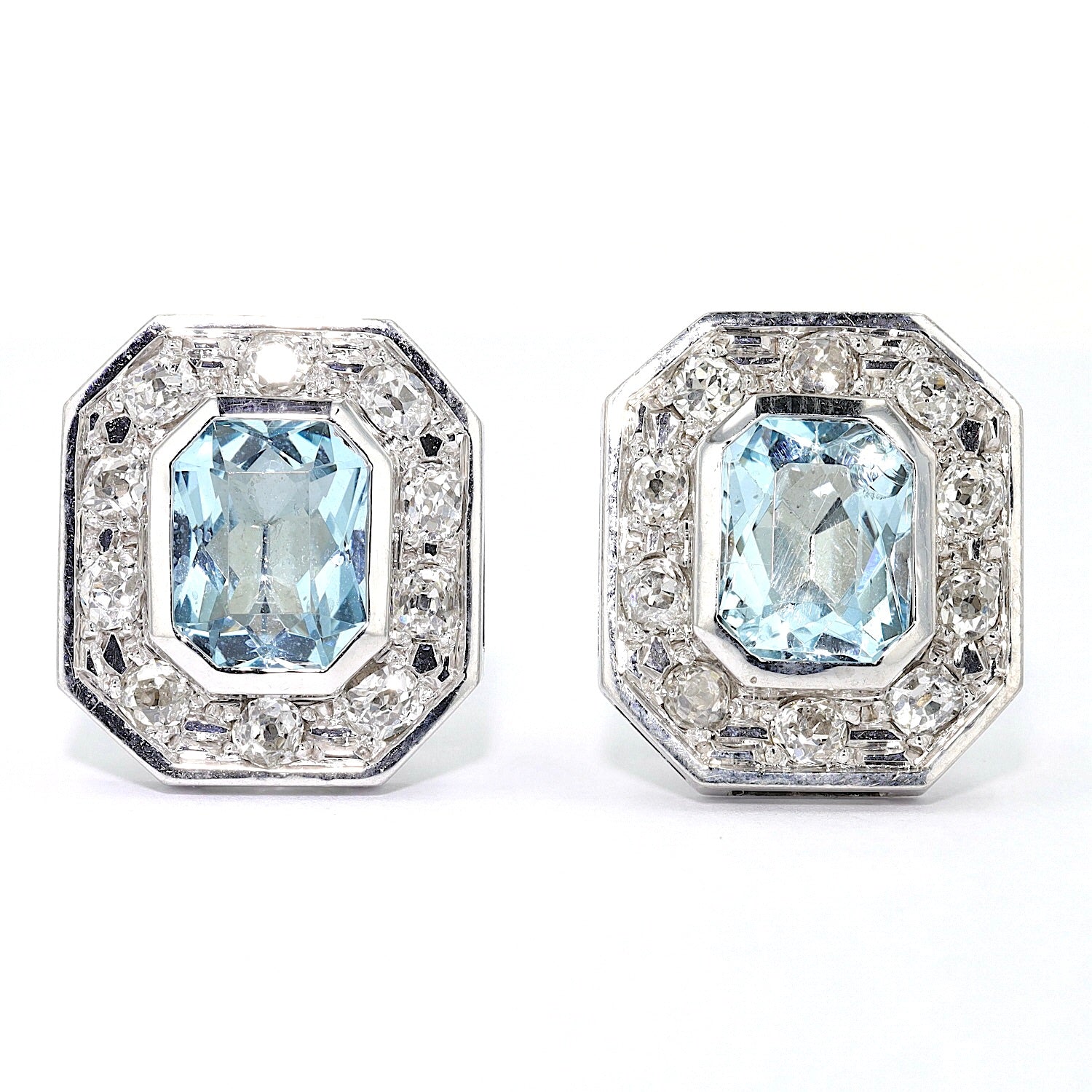 Stud earrings in 585 white gold with aquamarines and diamonds, lying frontally