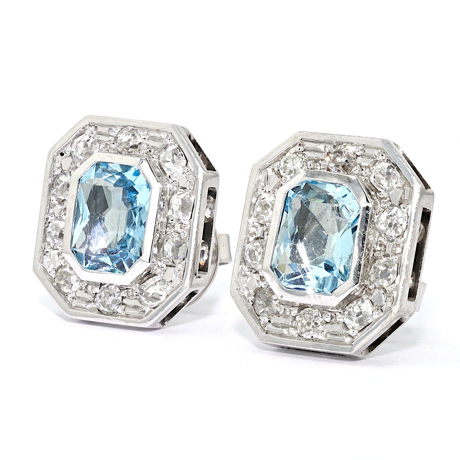 Stud earrings in 585 white gold with aquamarines and diamonds, turned horizontally to the left