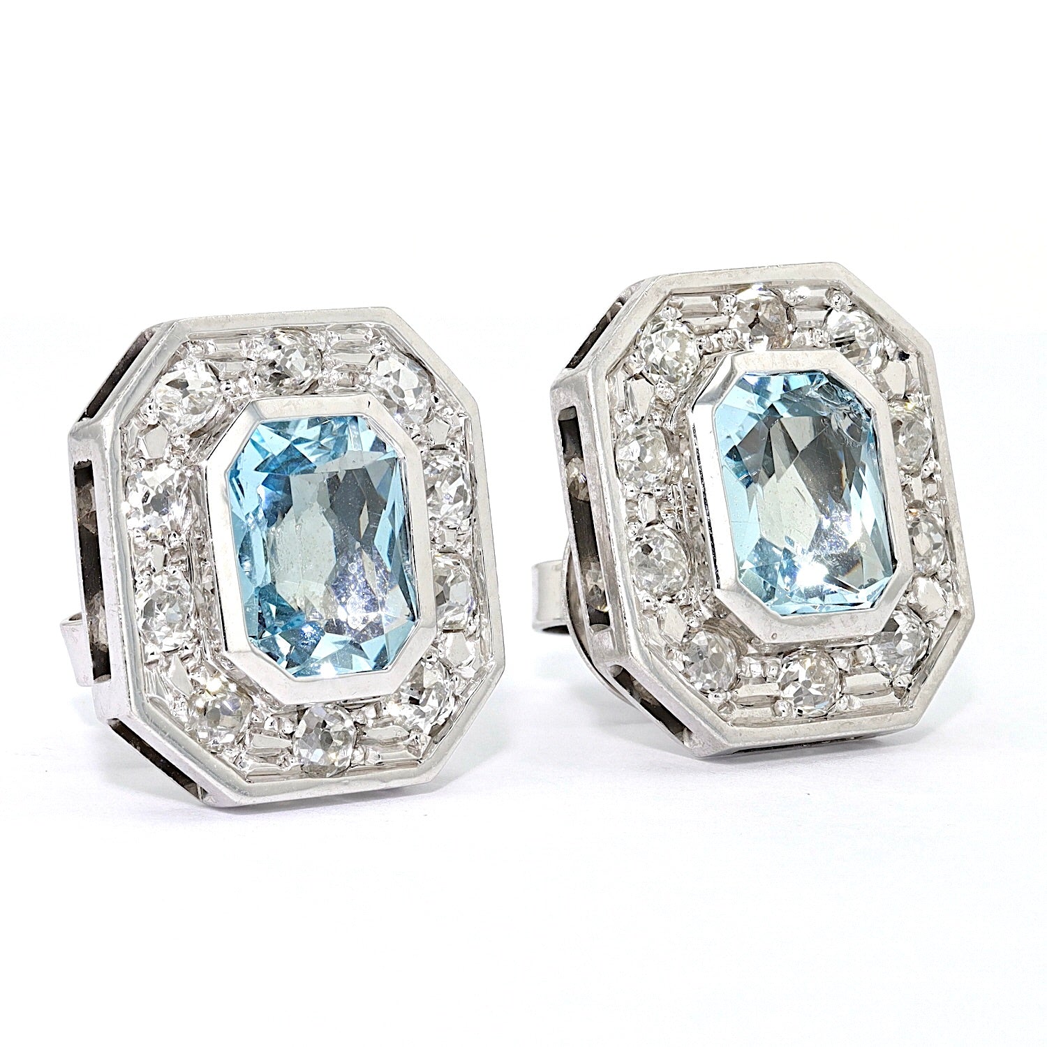 Stud earrings in 585 white gold with aquamarines and diamonds, turned horizontally to the right